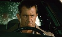 Mel Gibson returns to the big screen to give juice to this mediocre thriller