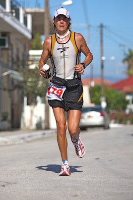 Scott Jurek runs to victory at the 2007 Spartathlon. Photo by Glenn Tachiyama. Scott Jurek