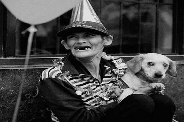 Through a simple act of kindness Emilio Aparicio Rodríguez shows us how to find the feelings of joy and celebration that comes from sharing this world together every day of the year.