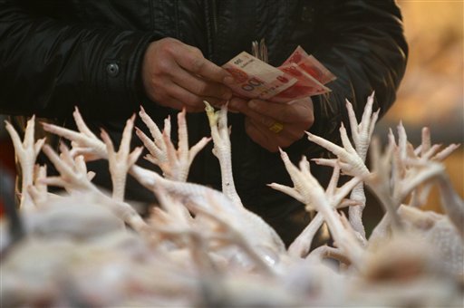 A customer prepares money in a poultry market in Fuyang, central China's Anhui province, Wednesday, Jan. 7, 2009. China said Thursday that no other cases of bird flu have been detected in Beijing and neighboring provinces after a woman died from the avian influenza in a Beijing hospital. Associated Press. 