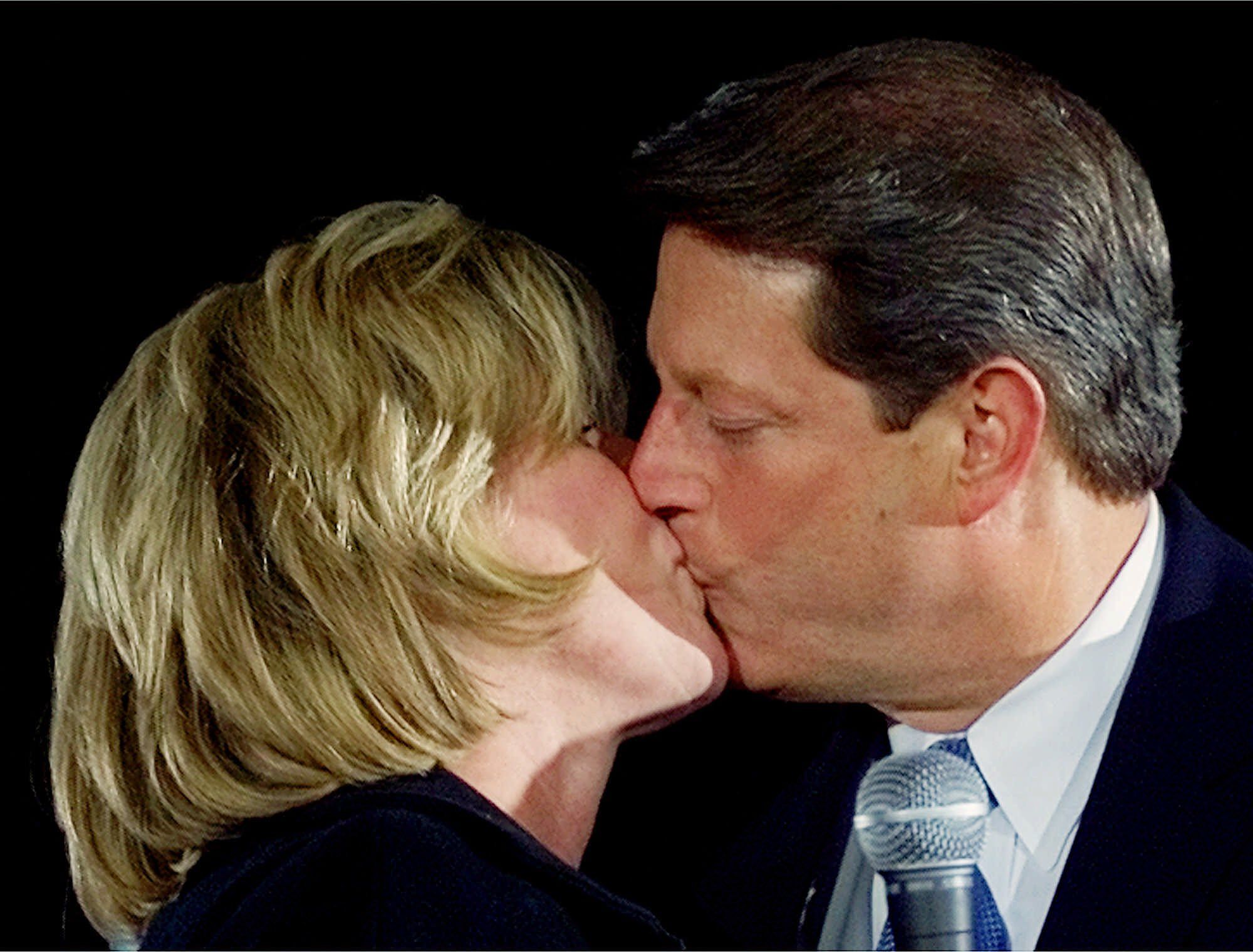 al and tipper kissing close up
