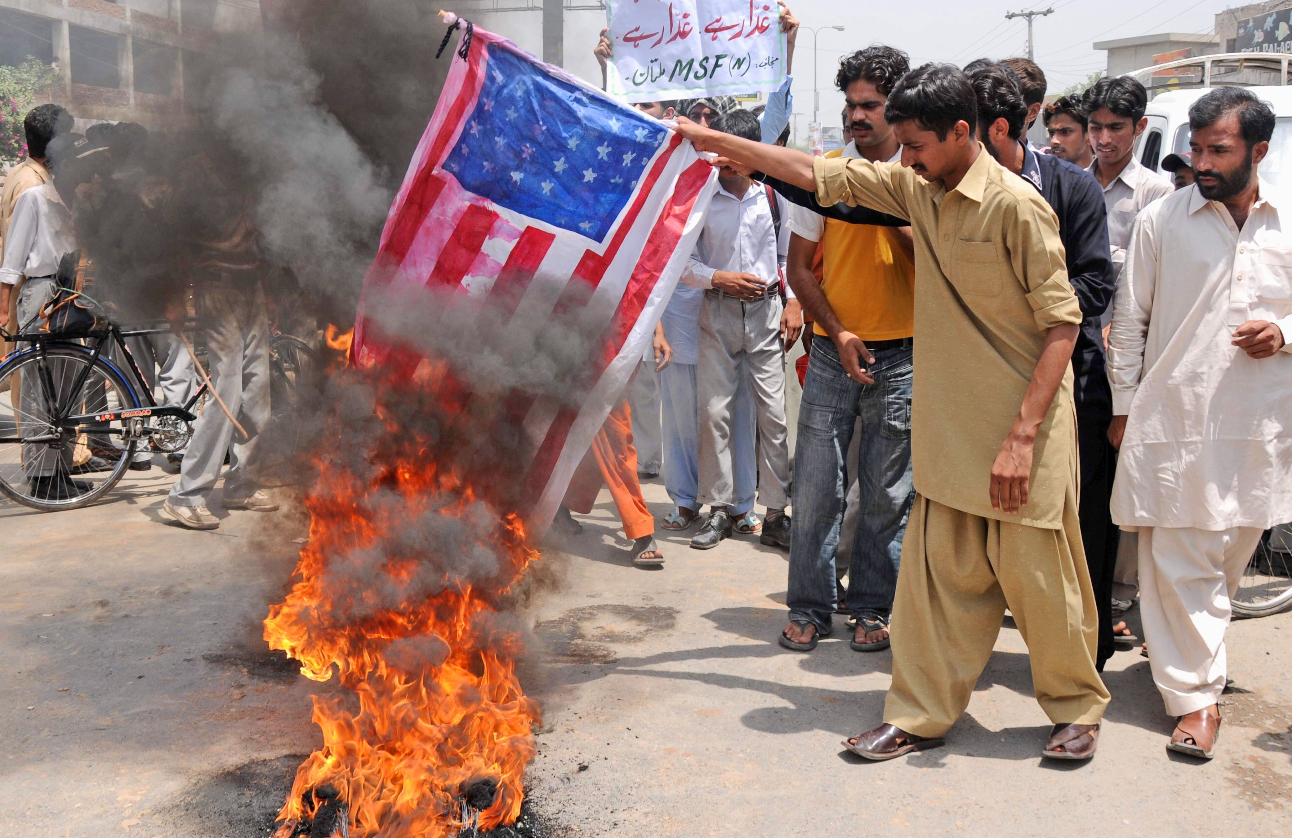 Flag burning in Pakistan Flag burning in Pakistan