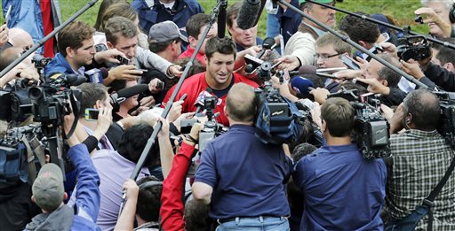 Patriots-tebow-footba_lanc3