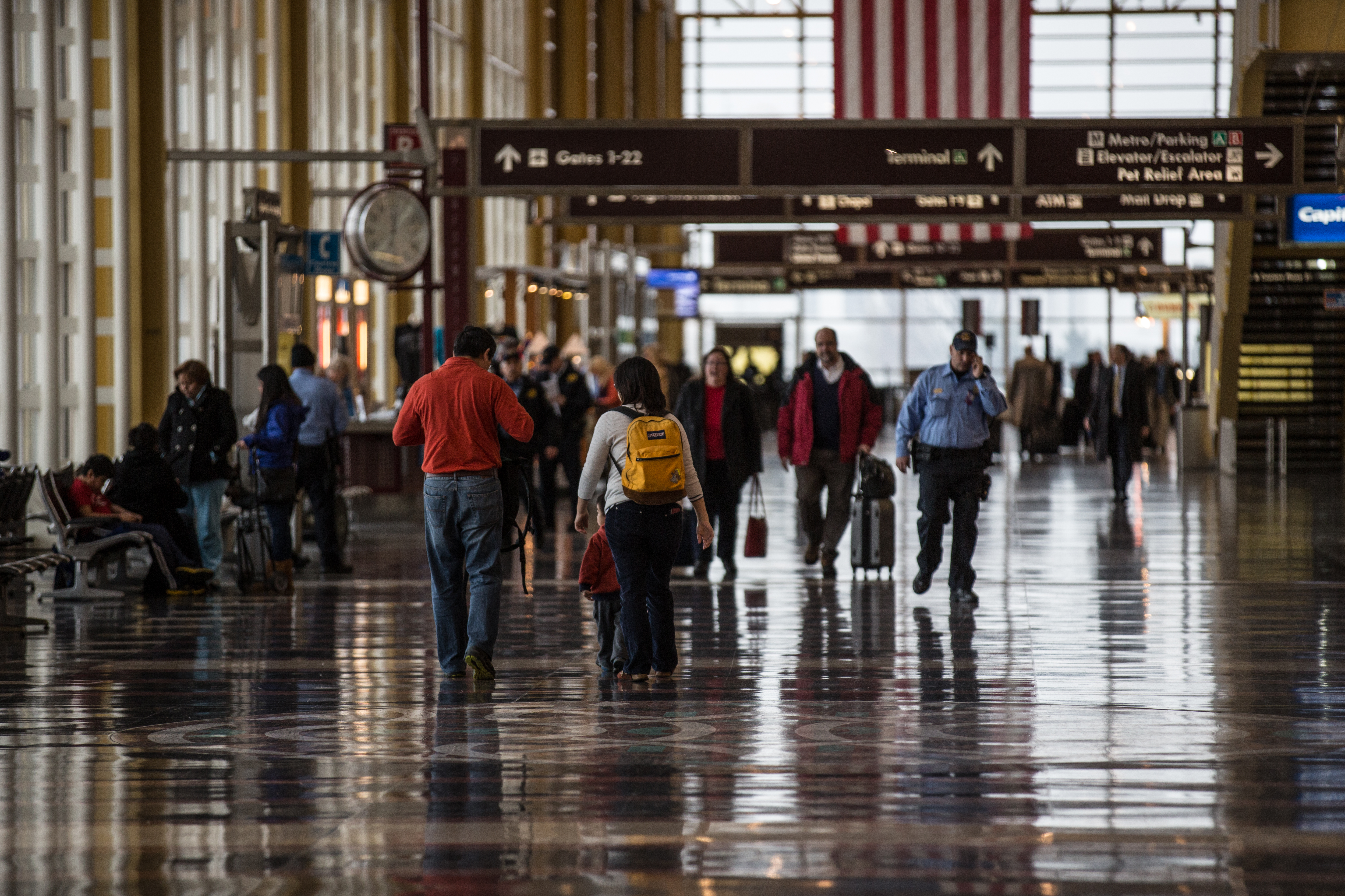 Hundreds of passengers at Reagan Airport say they were 'stranded