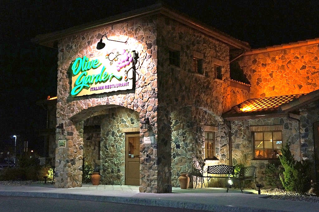 Olive Garden Apologizes To Missouri Police Officer Kicked Out Over