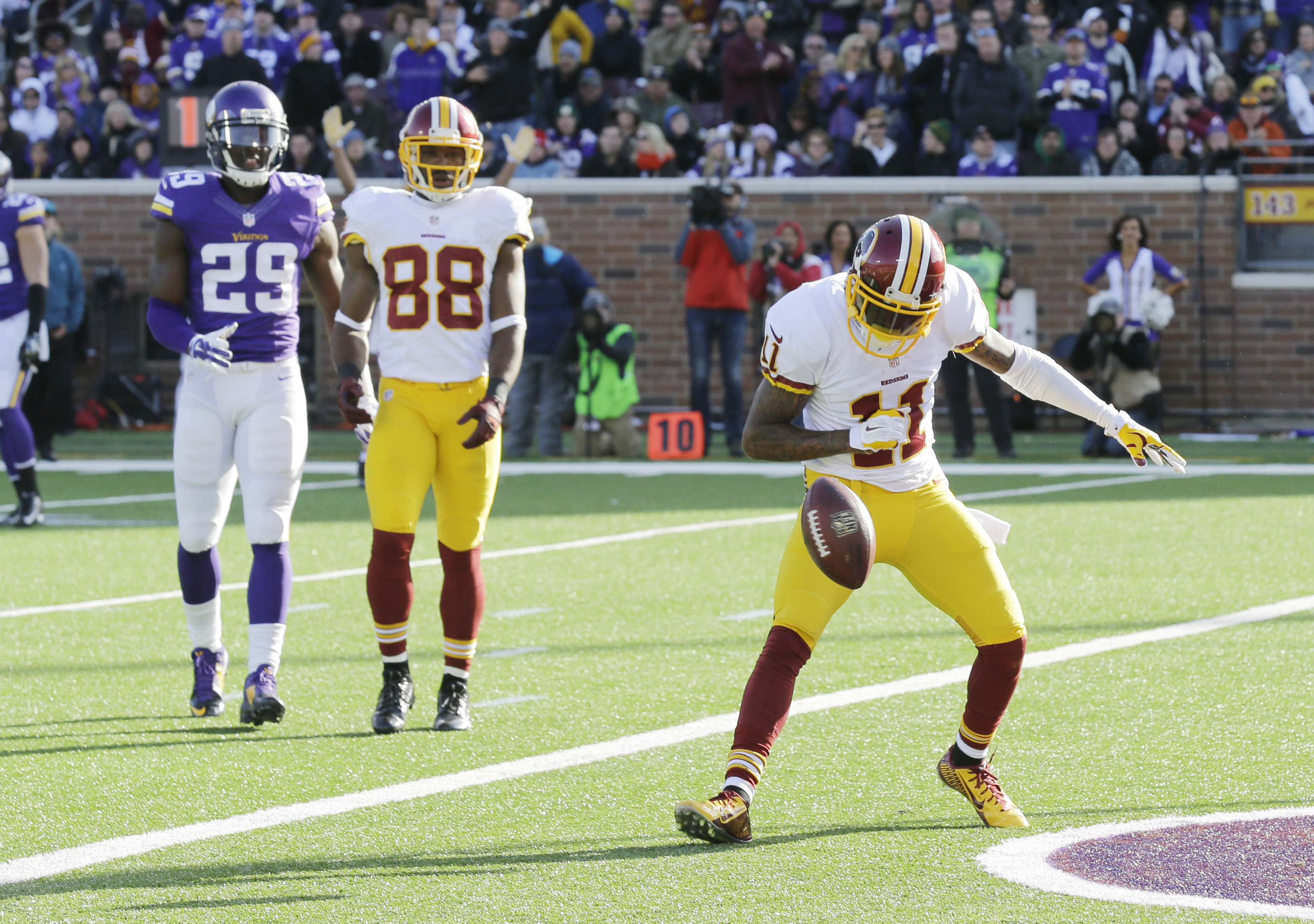 Redskins' name draws hundreds to Metrodome protest