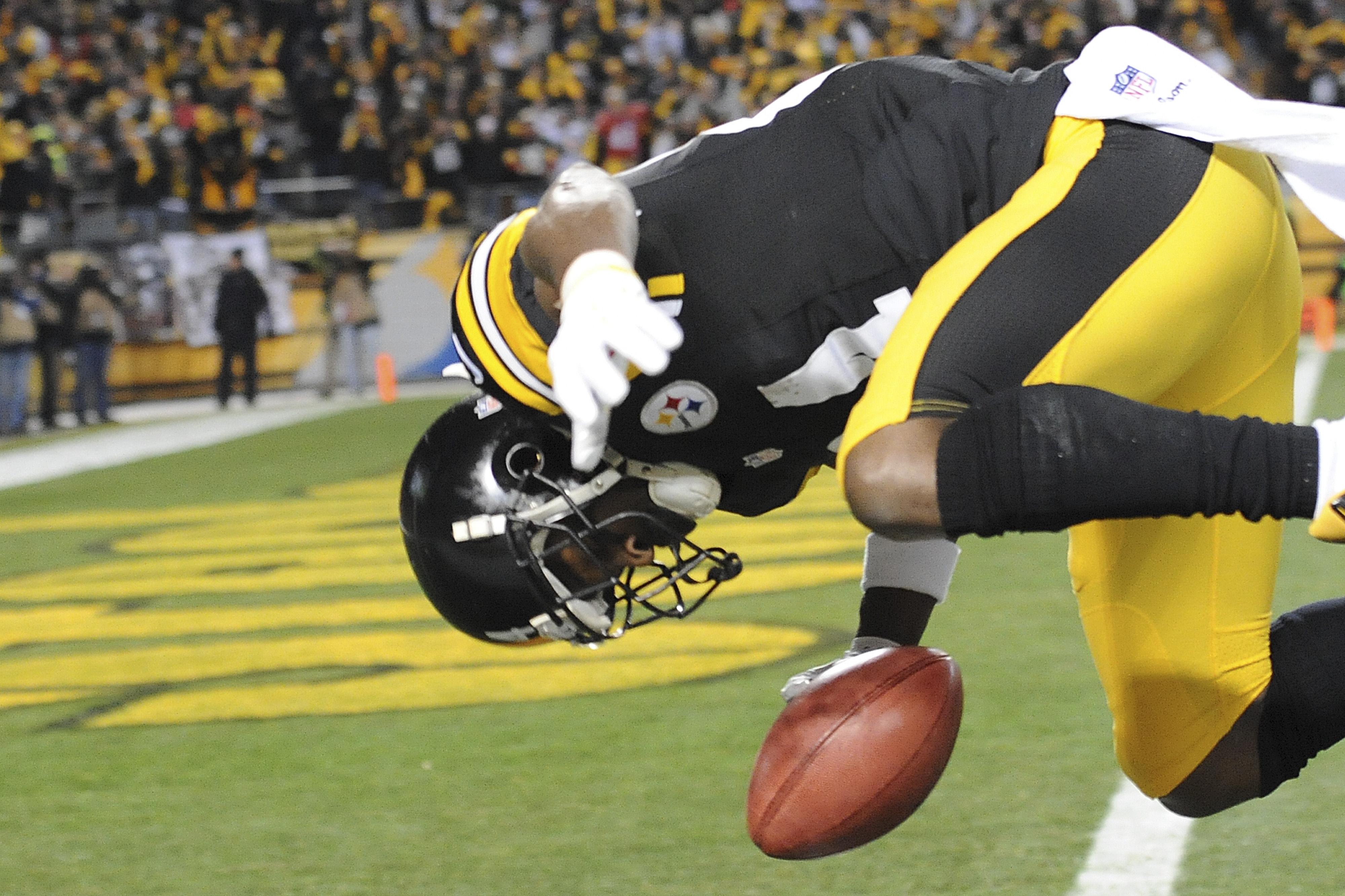 Pittsburgh Steelers Antonio Brown prepares to make a catch over  Jacksonville Jaguars A.J. Bouye for a touchdown in the second quarter of  the AFC Divisional round playoff game at Heinz Field in