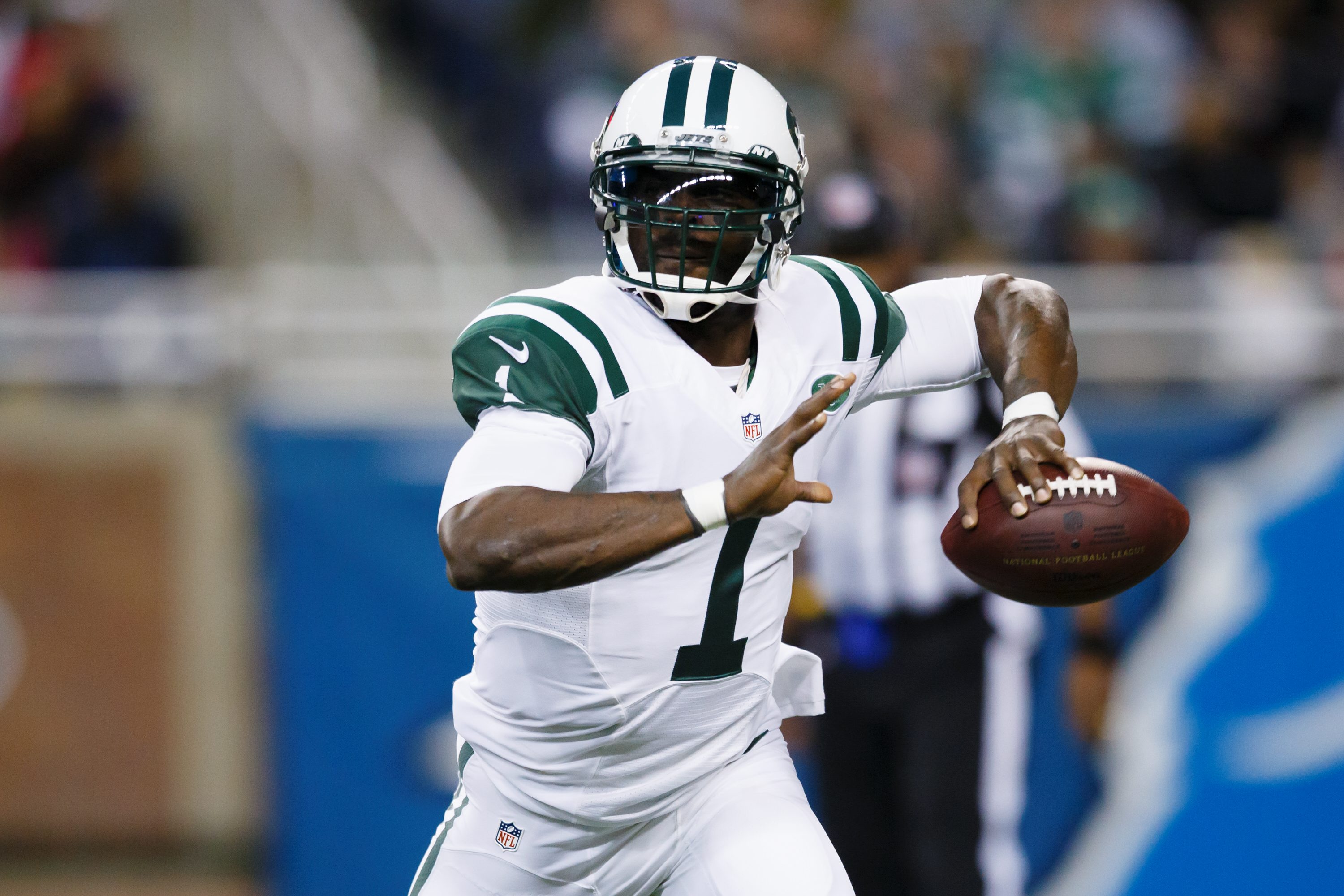 New York Jets quarterback Michael Vick warms up prior to an NFL preseason  football game against the Cincinnati Bengals, Saturday, Aug. 16, 2014, in  Cincinnati. (AP Photo/Tony Tribble Stock Photo - Alamy