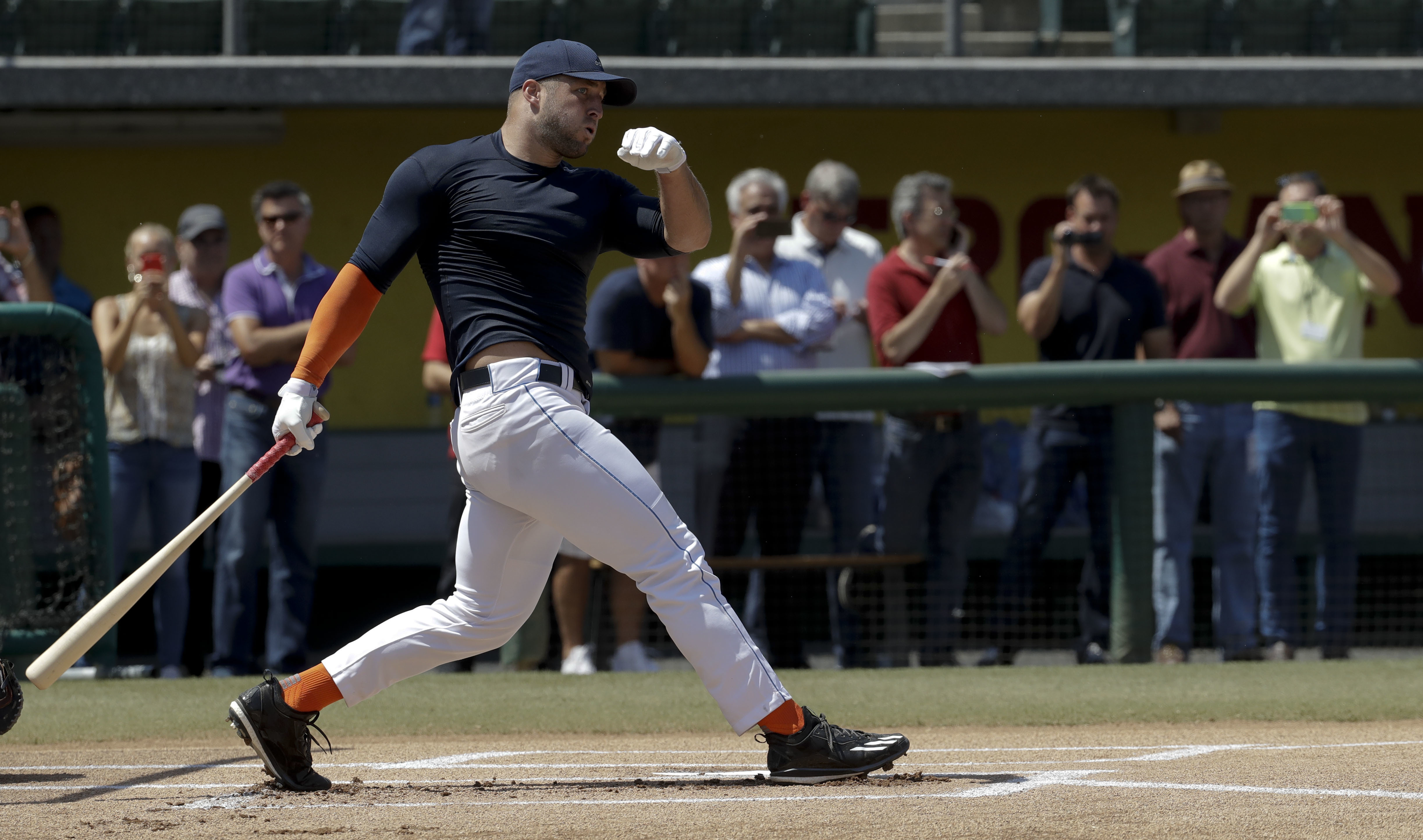 Tim Tebow's silly baseball stunt isn't hurting anything