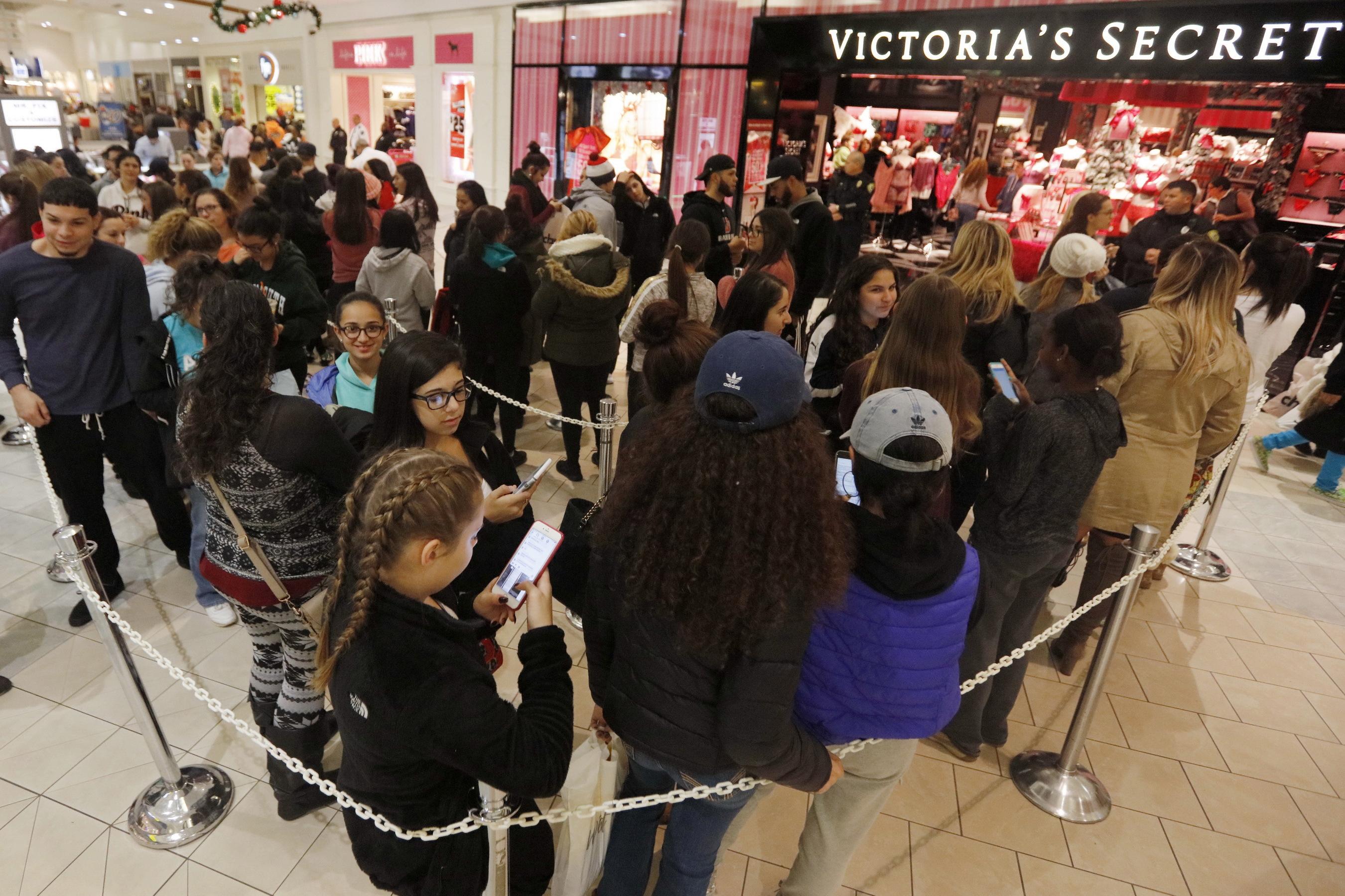Denver Black Friday shoppers crowd malls
