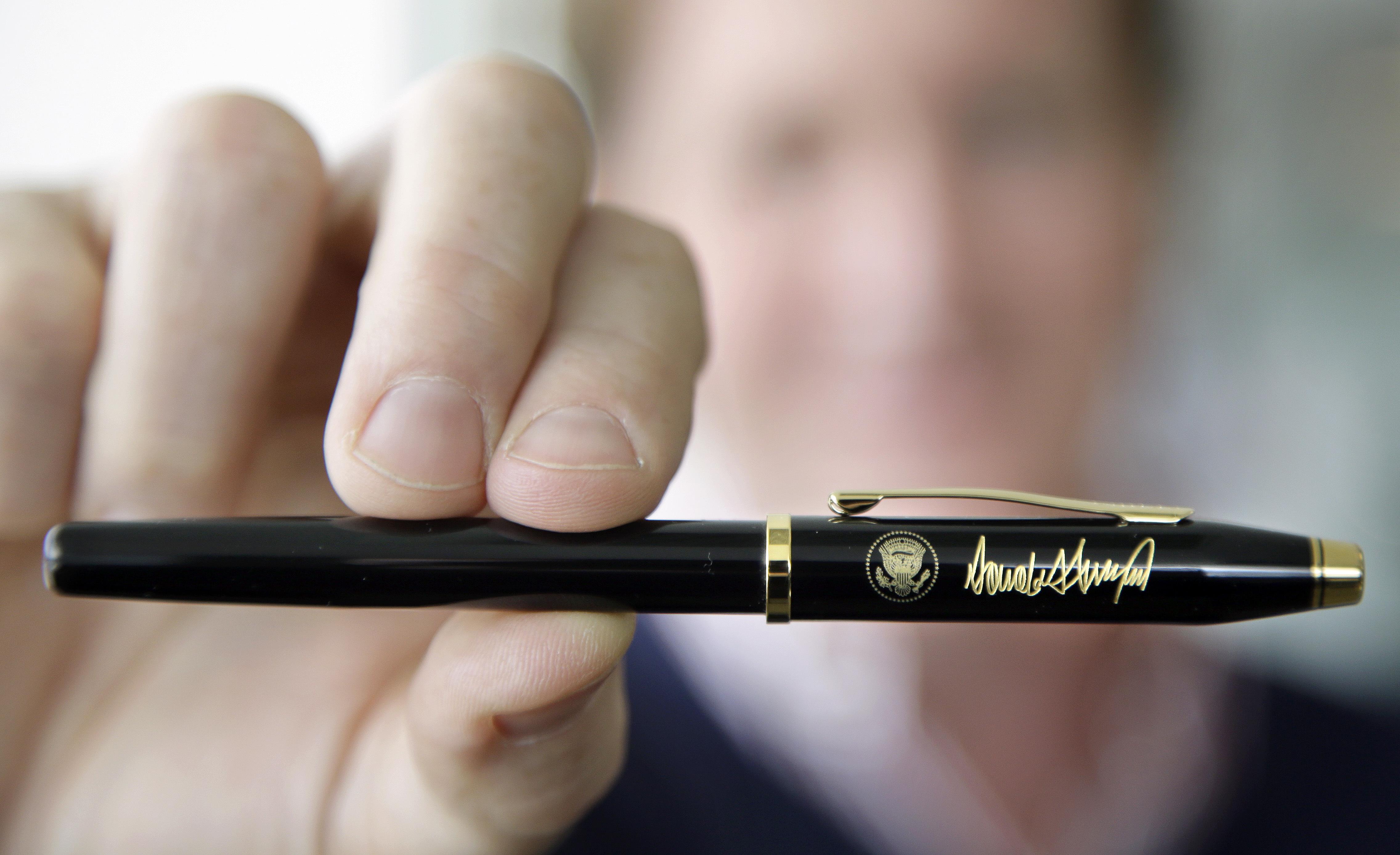 2020 White House Gift Donald Trump Black and Gold ENGRAVED Ballpoint Pen 