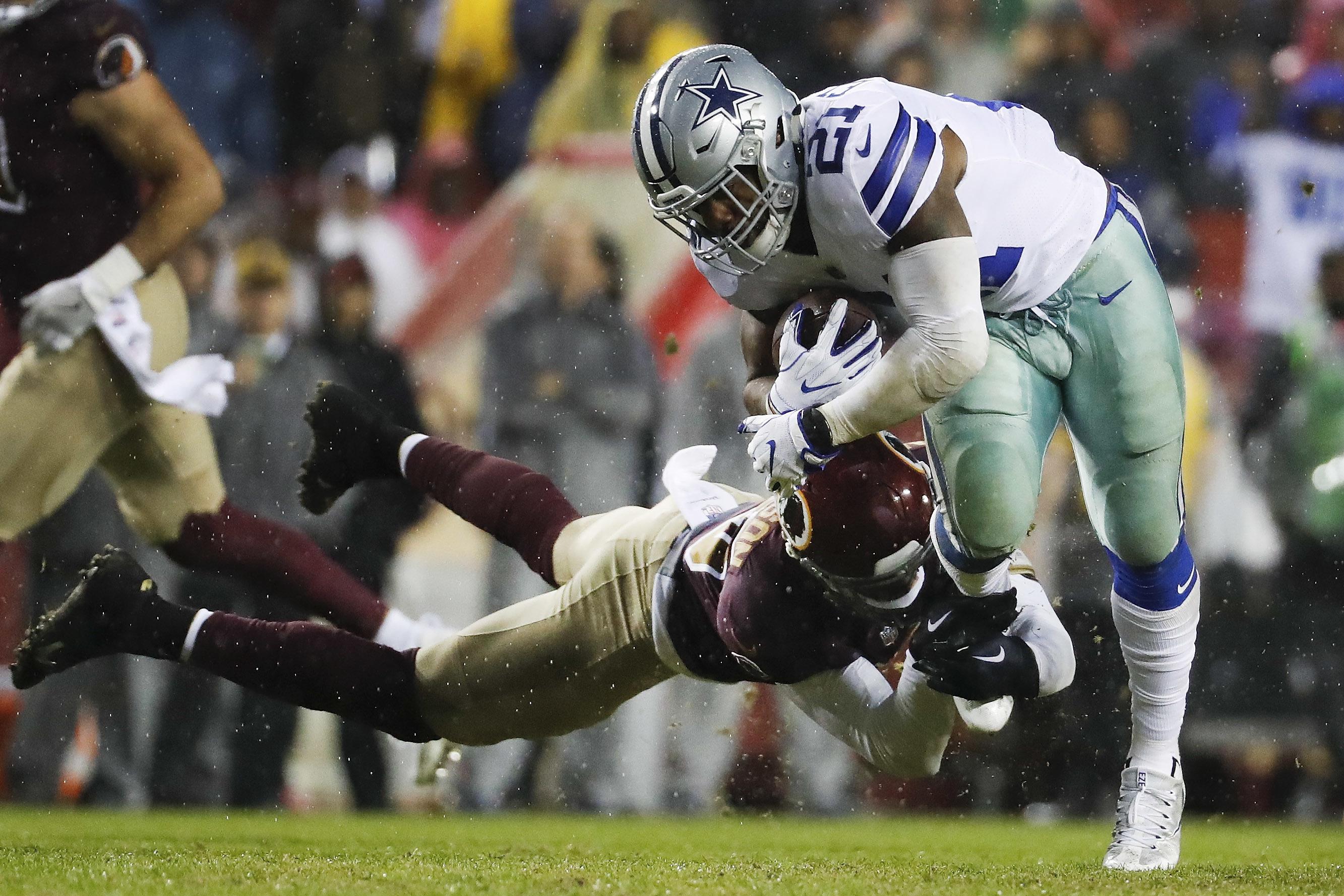 Ezekiel Elliott's cleats for Thursday's game show a picture of his good dog