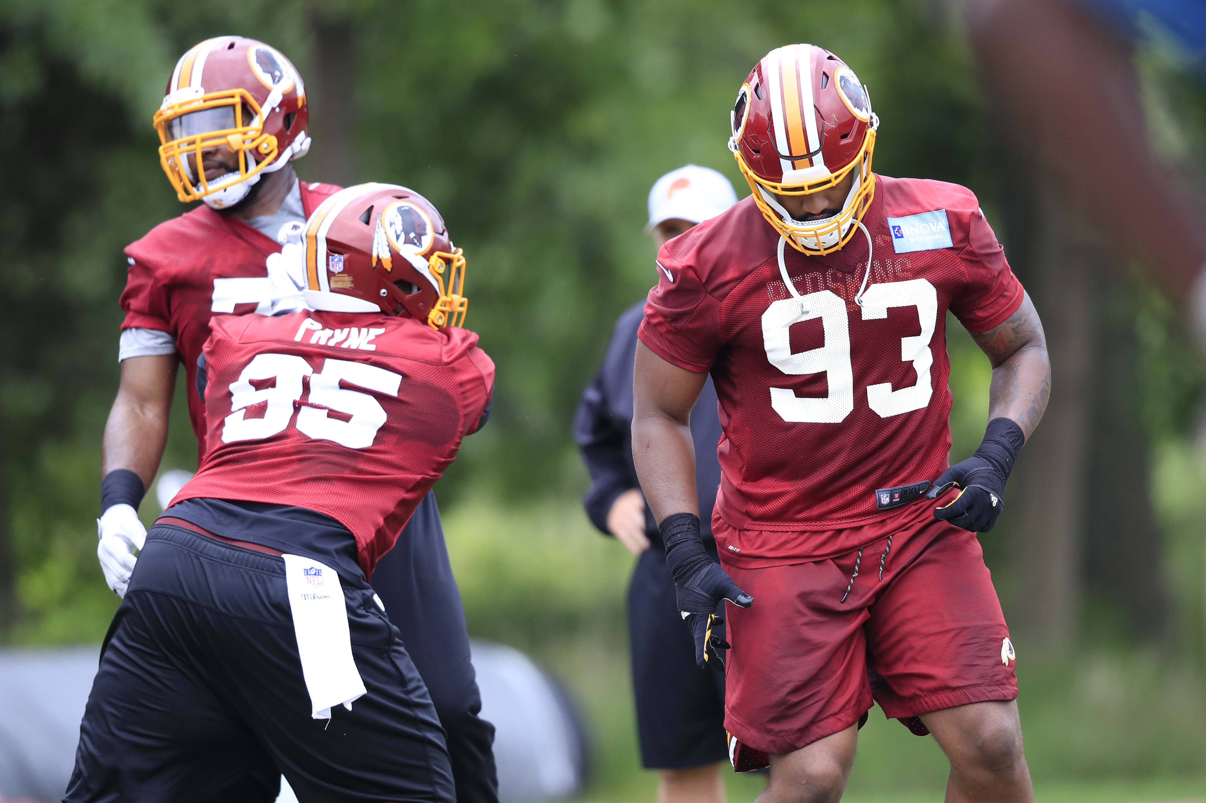 Redskins' Jonathan Allen passes #95 down to rookie Da'Ron Payne