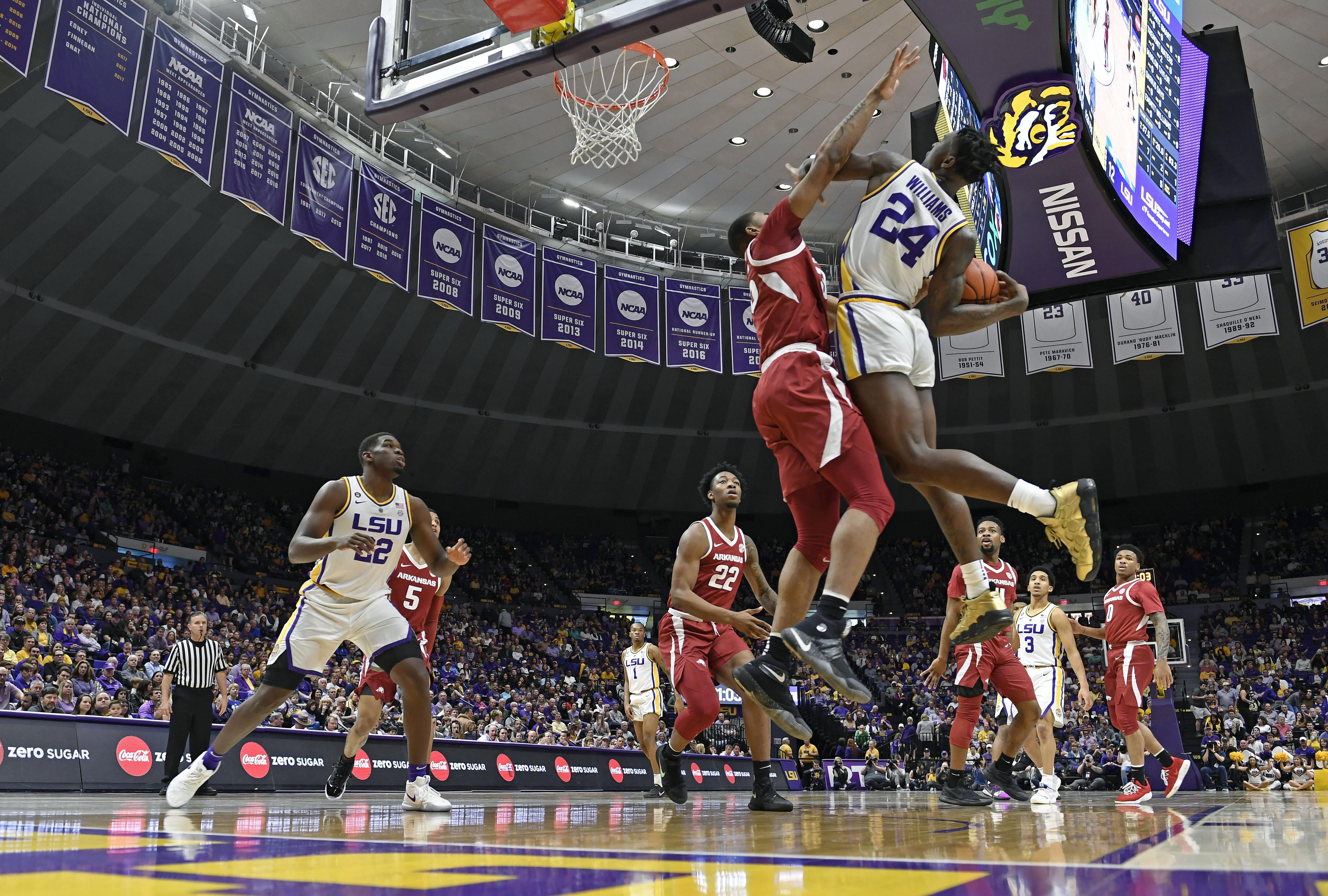Jones Hits Late Basket Lifts Arkansas Over No 19 Lsu 90 89