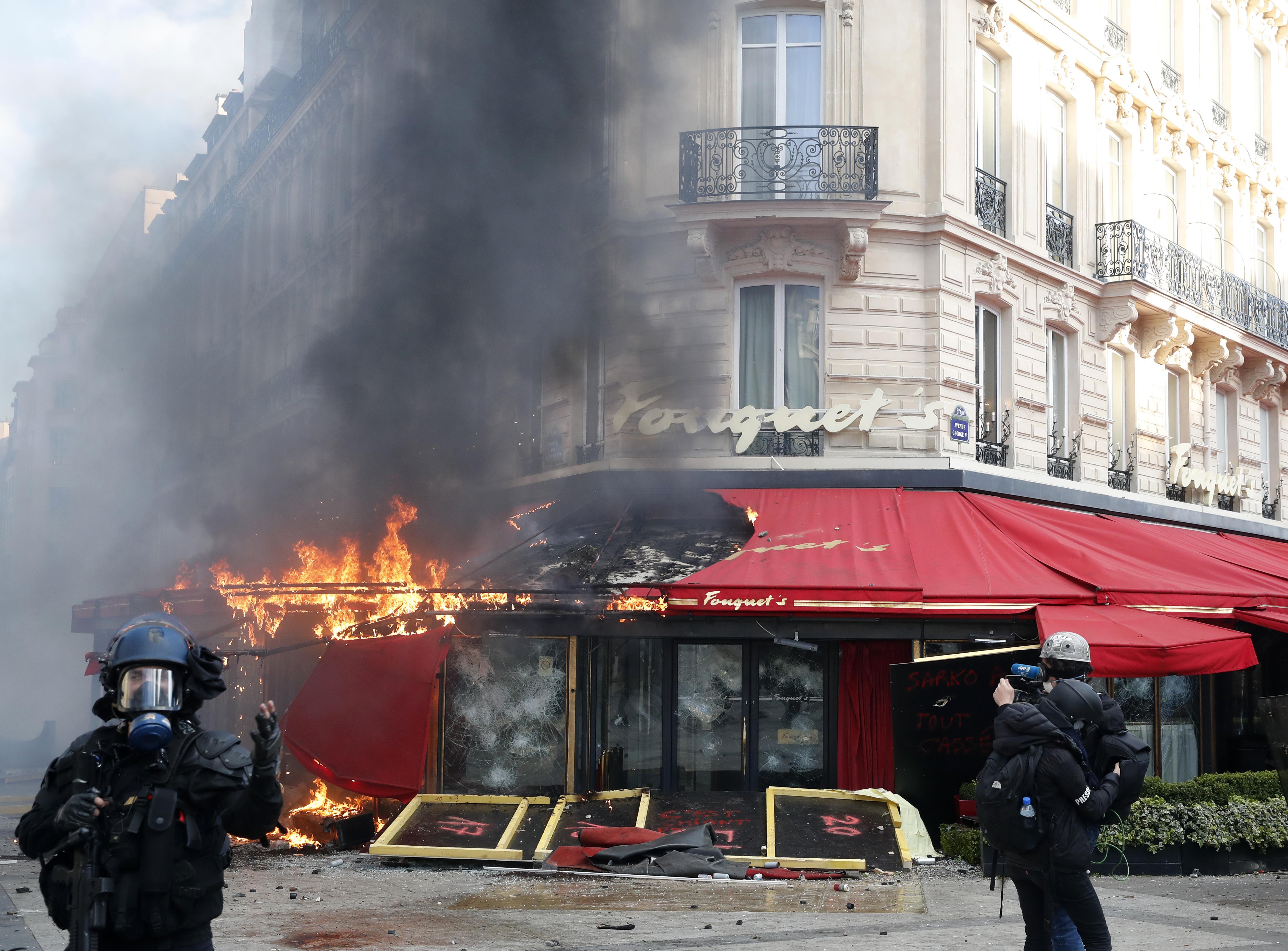 Paris Cleans Up Riot Debris As Support Fades For Protesters Washington Times - city riot is now and war roblox