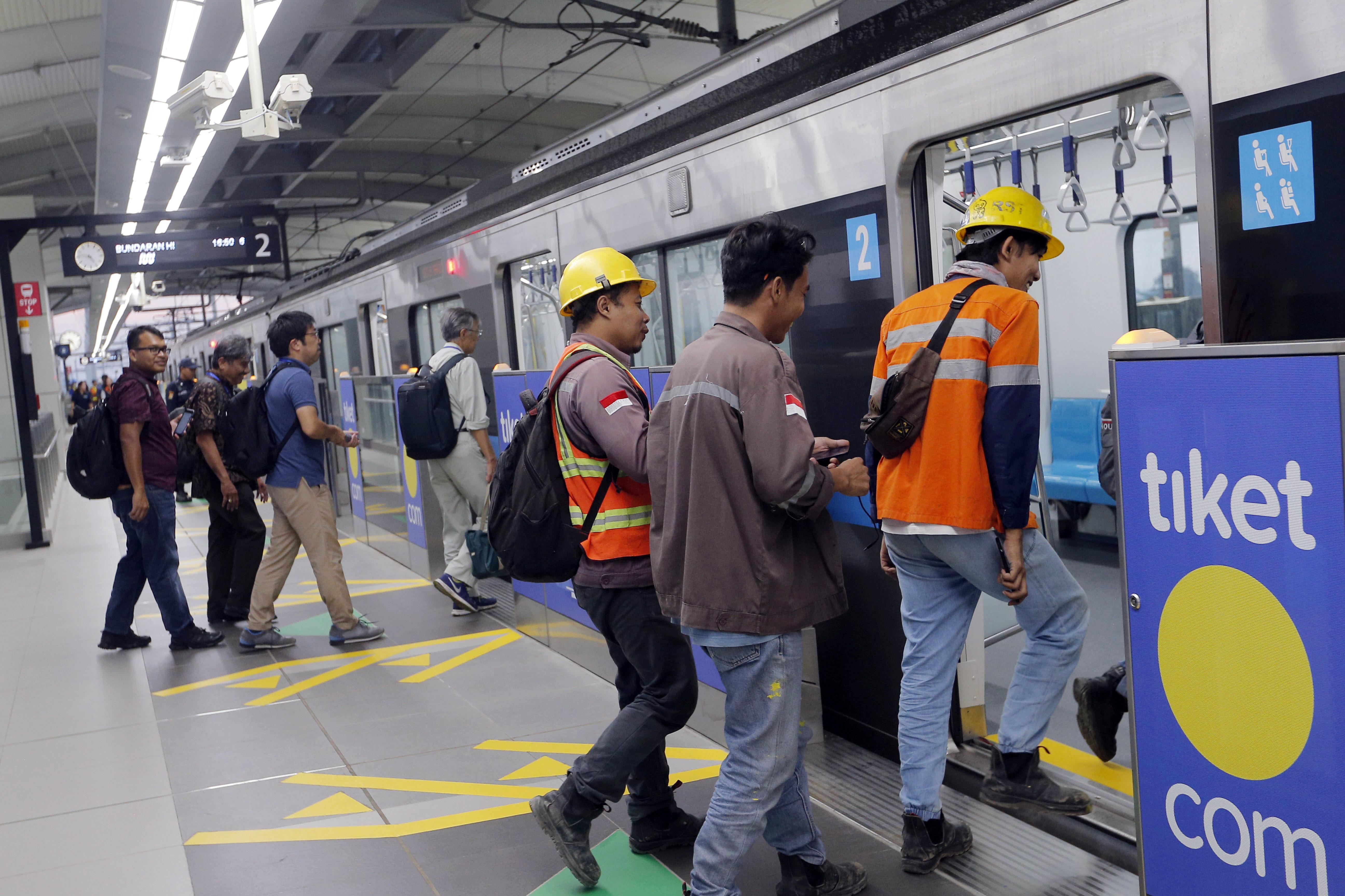 Jakarta S 1st Subway To Ease Frustration Sweat And Fumes Washington Times - roblox grand continental railways by jr trains and more