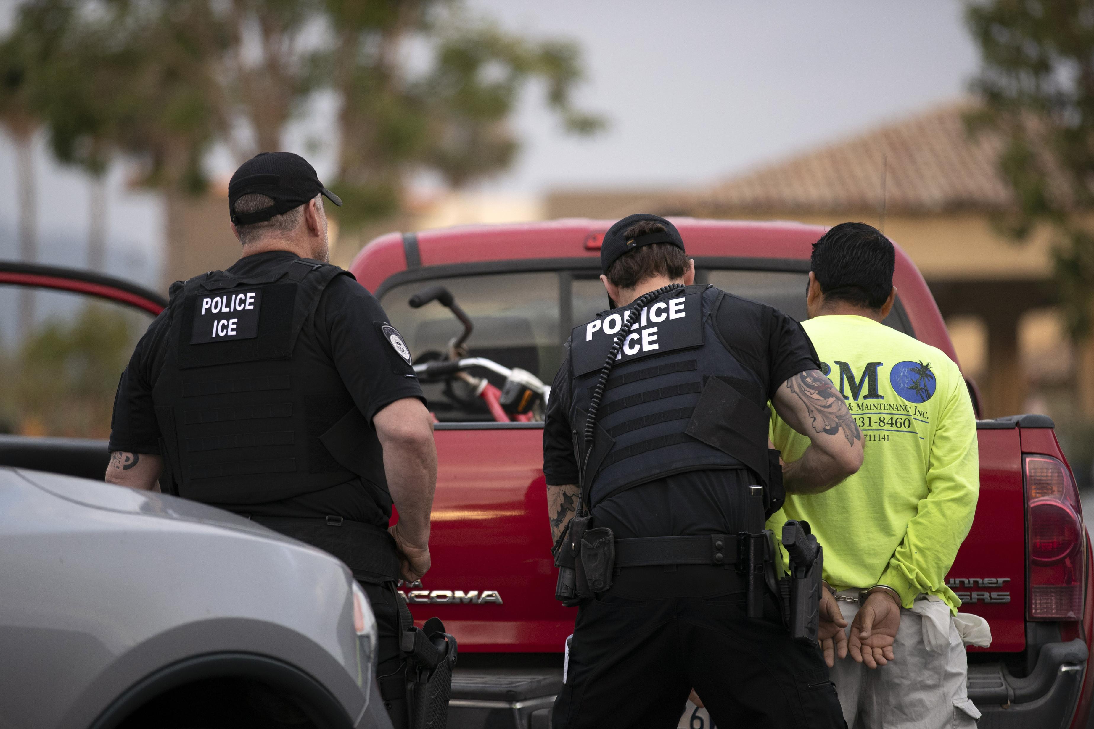 ICE, FBI agents took bribes to provide 'protection,' cook books on  immigration cases: Feds - Washington Times