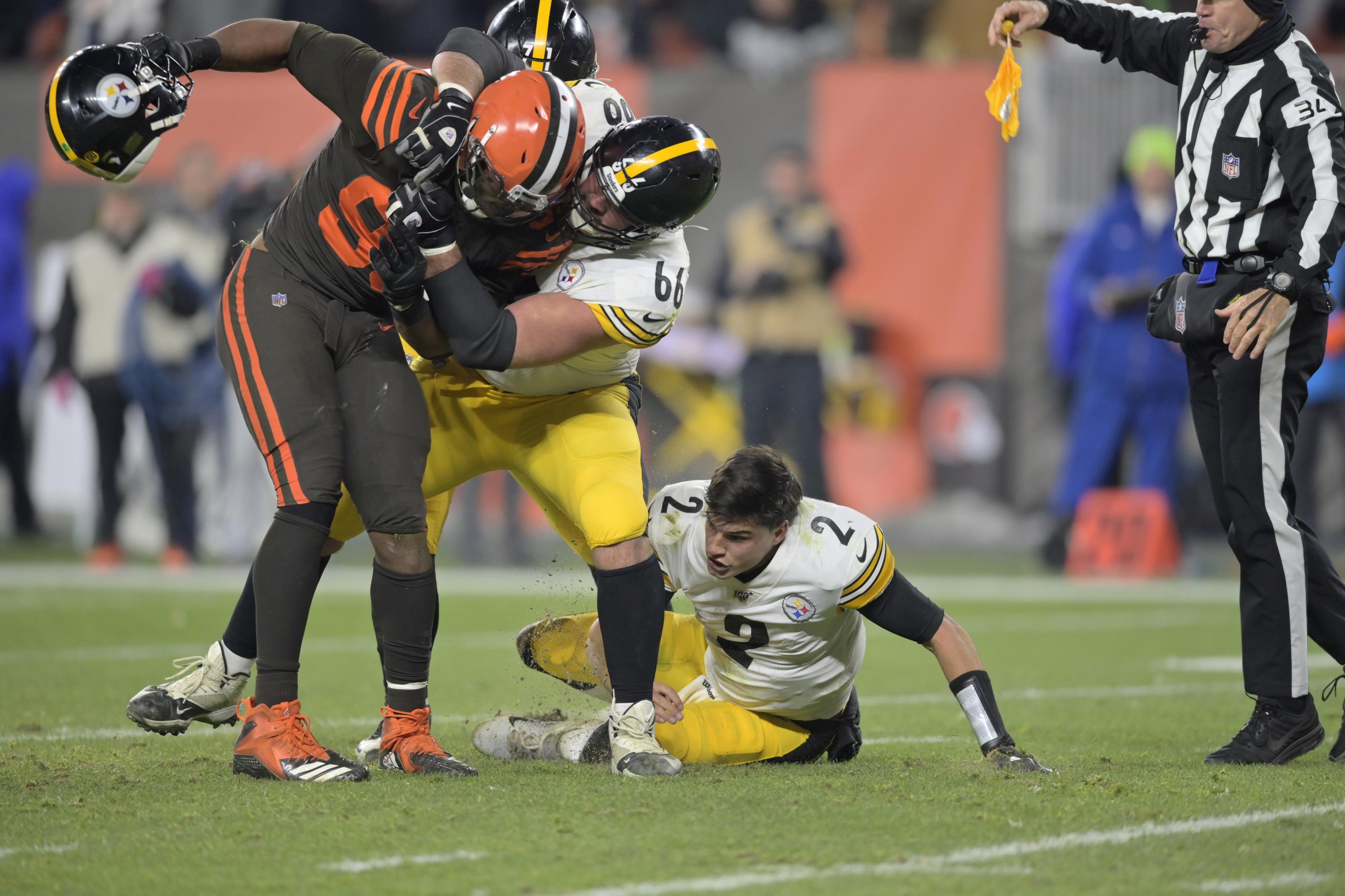 Video Shows Mason Rudolph Attempting To Rip Off Myles Garrett's Helmet  First (VIDEO)