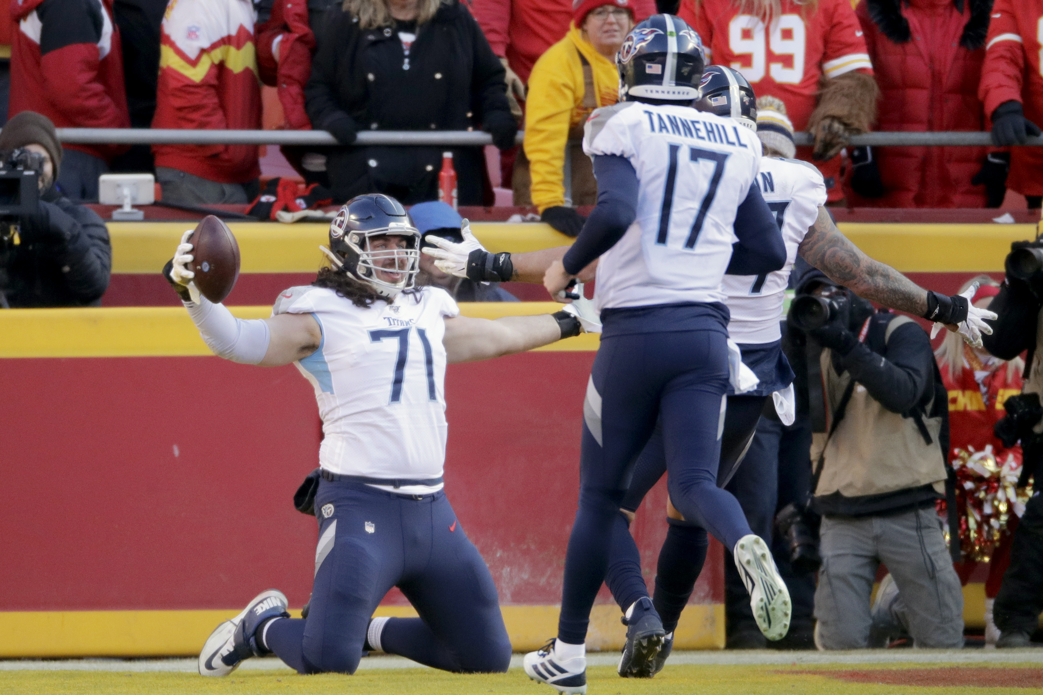 Dennis Kelly, Titans 6-foot-8 tackle, scores big man touchdown in