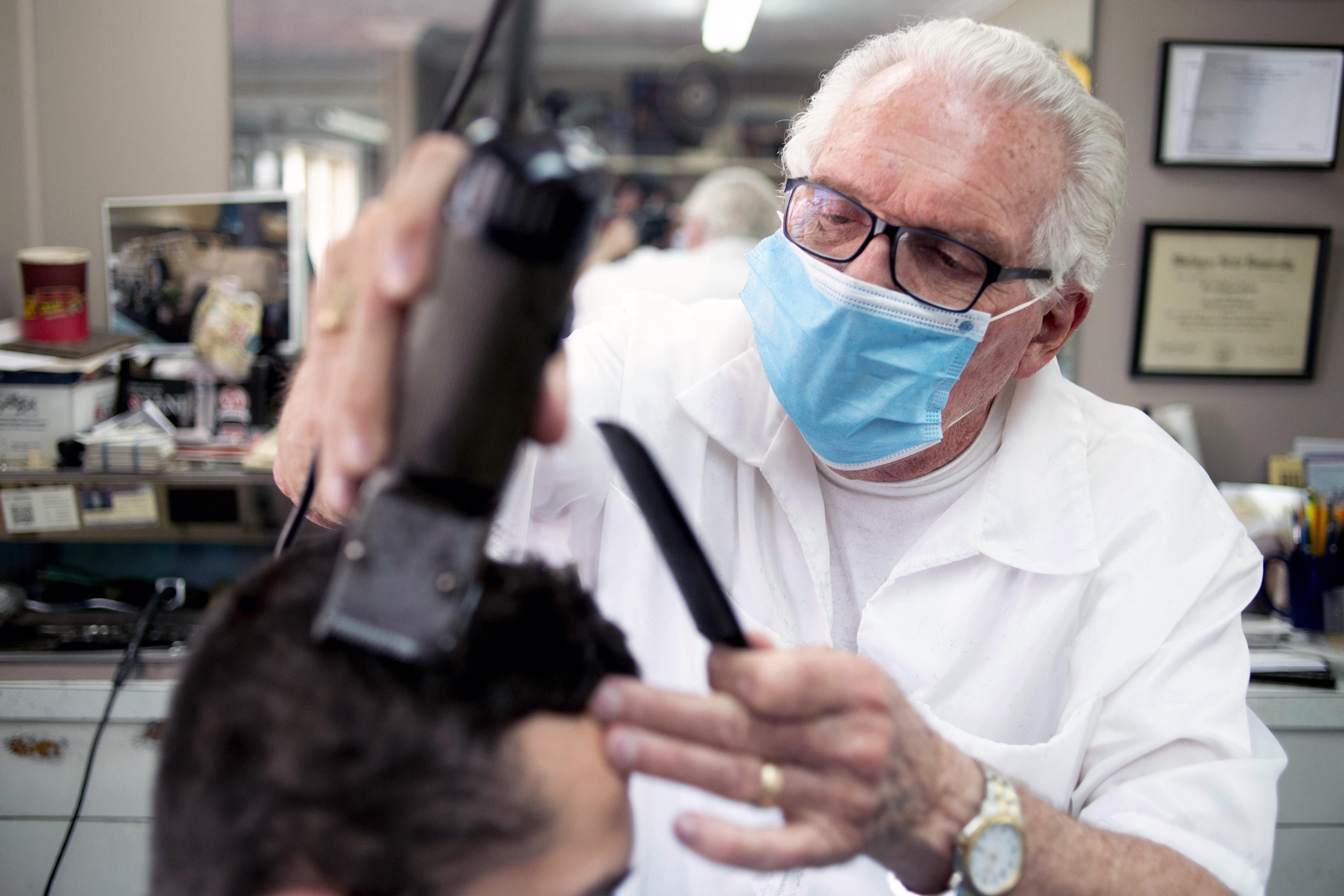 Karl Manke, Owosso, Michigan, barber, has license ...