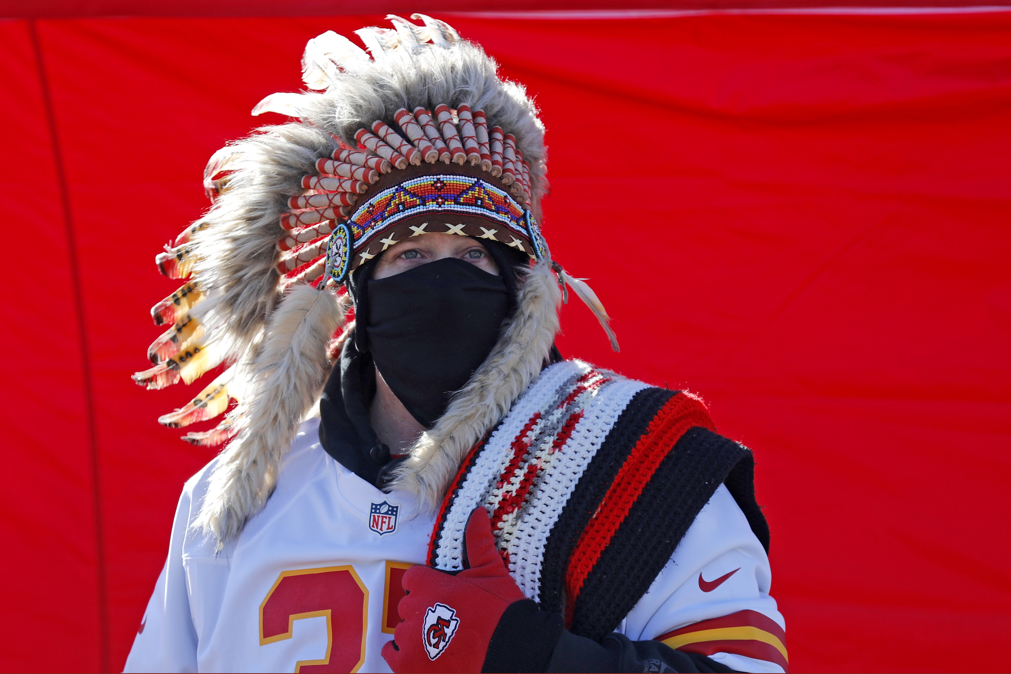 Cleveland Indians ban headdresses, painted faces at games