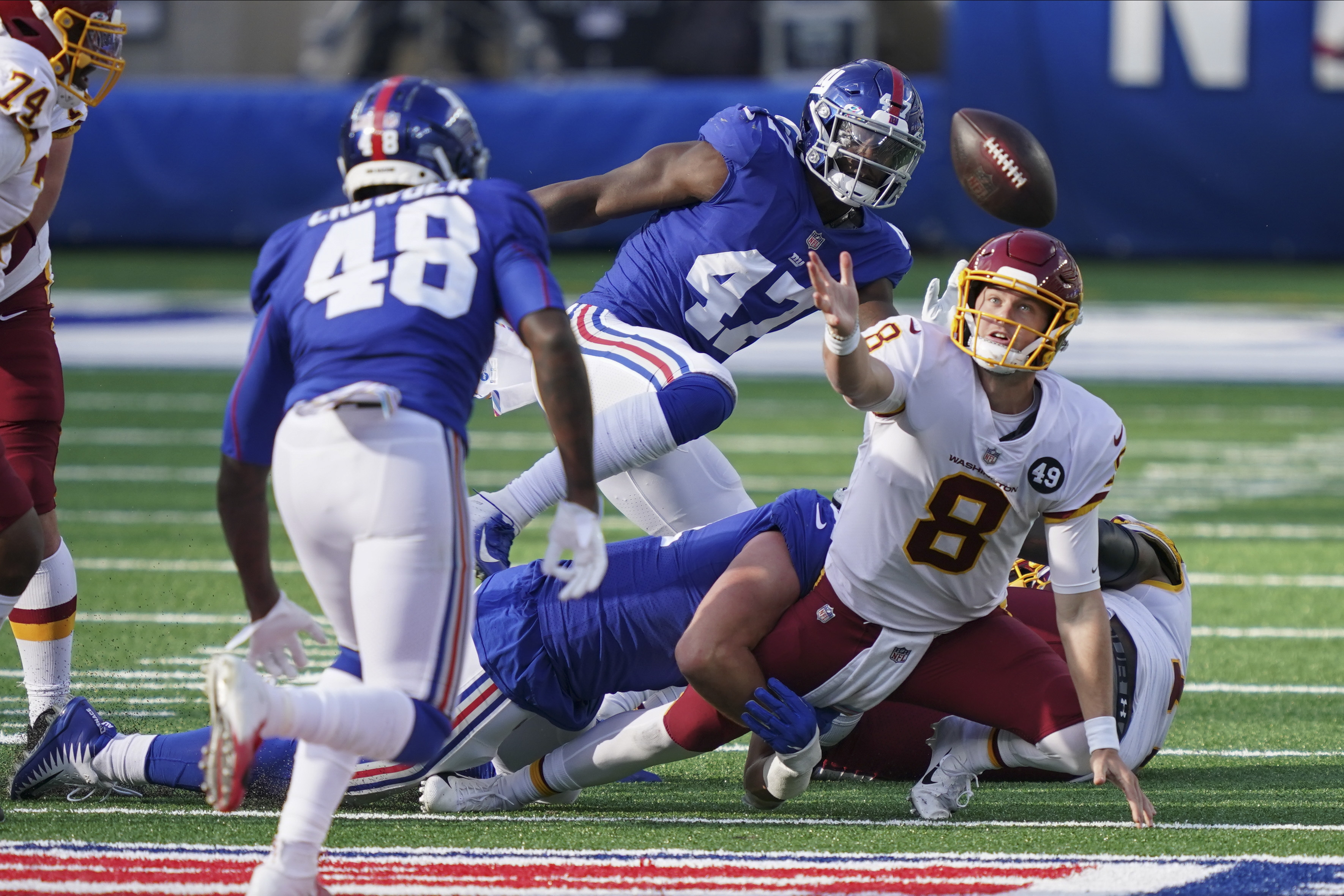 New York Giants inside linebacker Tae Crowder (48) in coverage