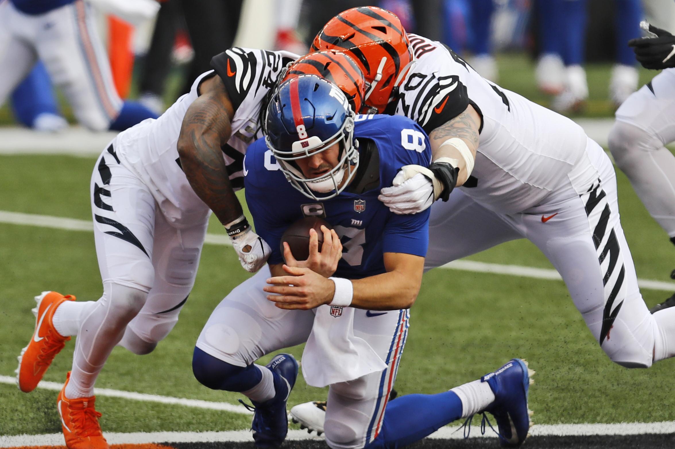 Daniel Jones injured in Giants' win over Joe Burrow-less Bengals -  Washington Times