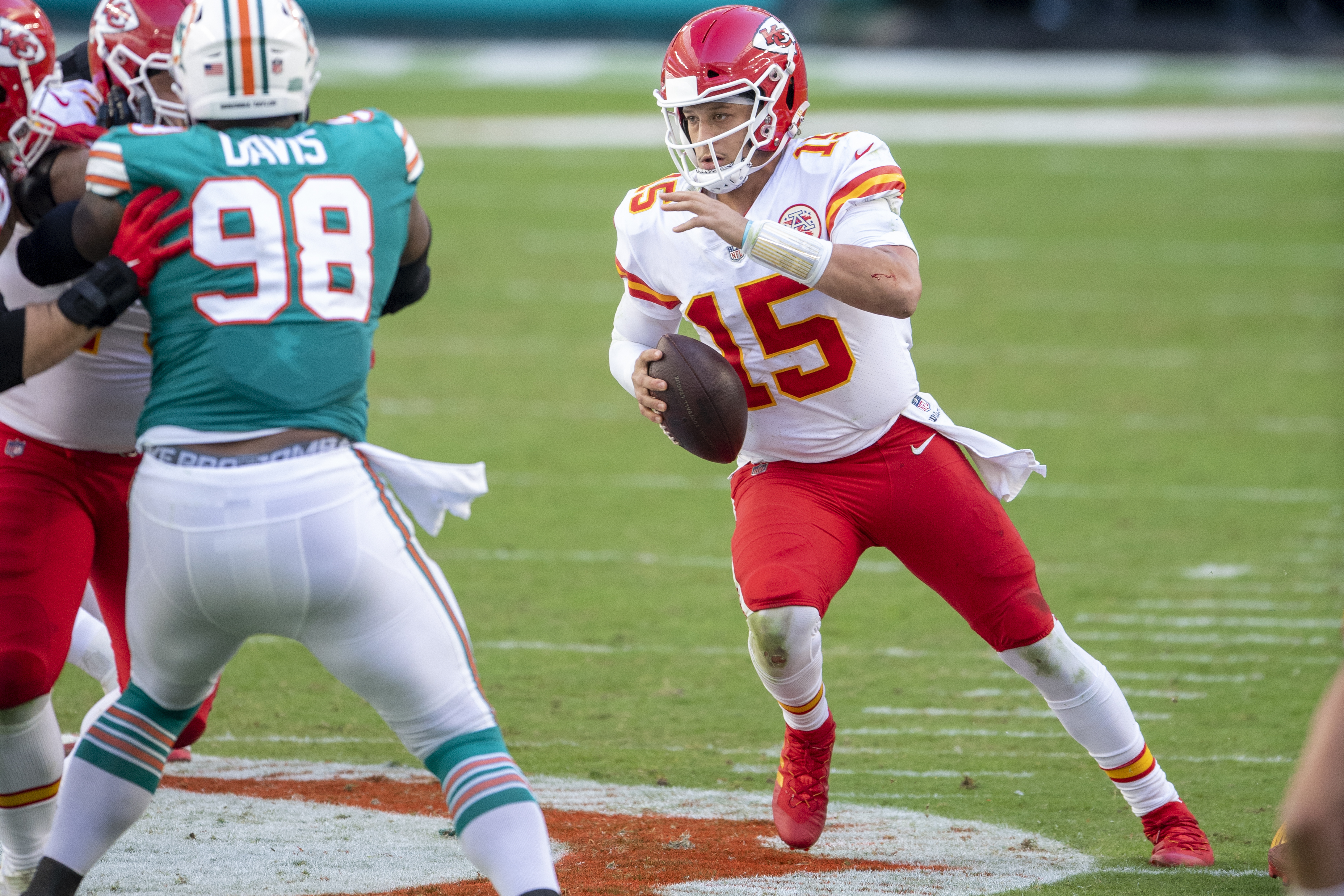 Chiefs clinch division despite 4 turnovers, beat Miami 33-27 - The San  Diego Union-Tribune