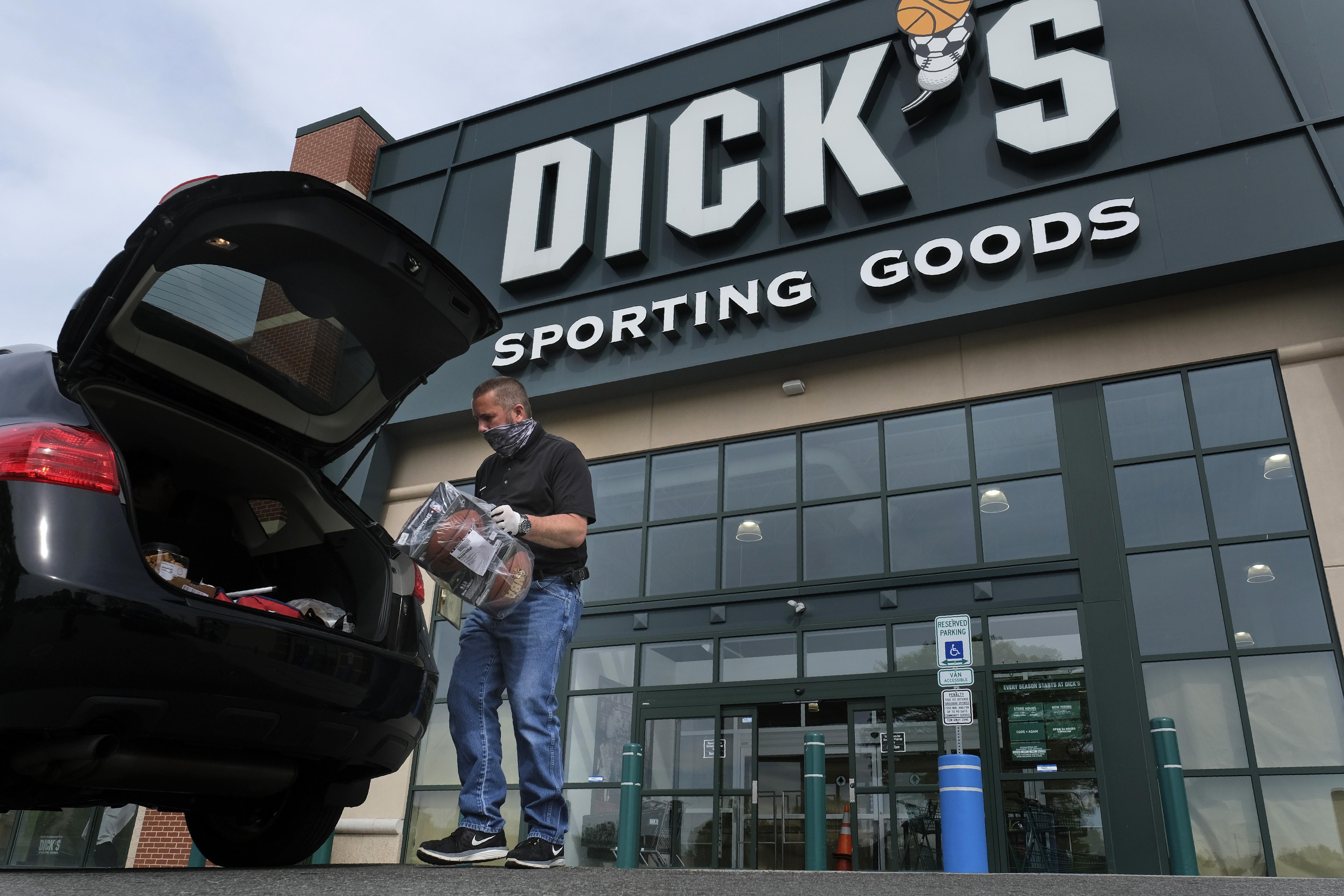 Dick's Sporting Goods to Revamp Stores to Appeal More to Women - Bloomberg