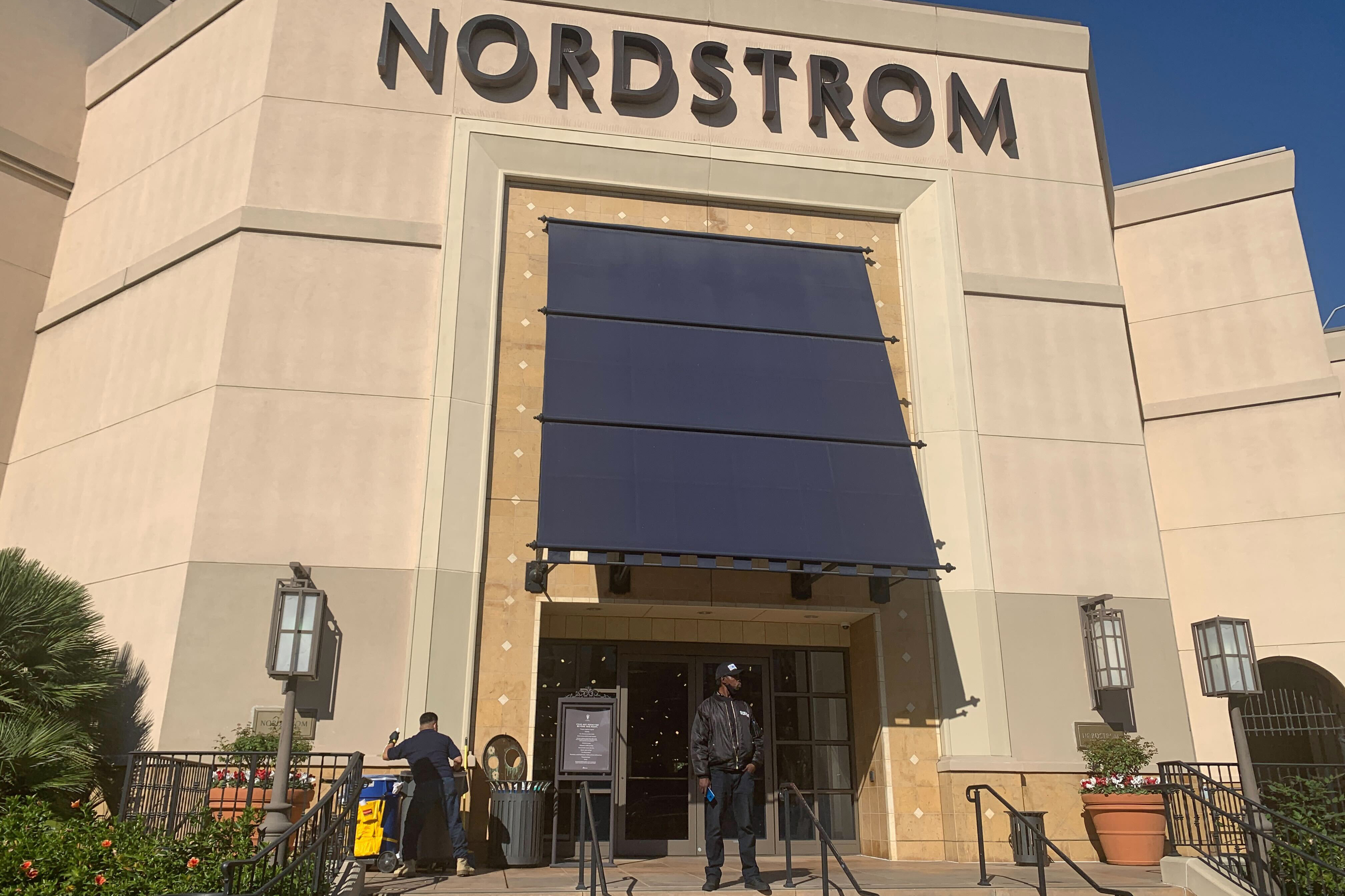 Walnut Creek businesses close up early after Nordstrom theft