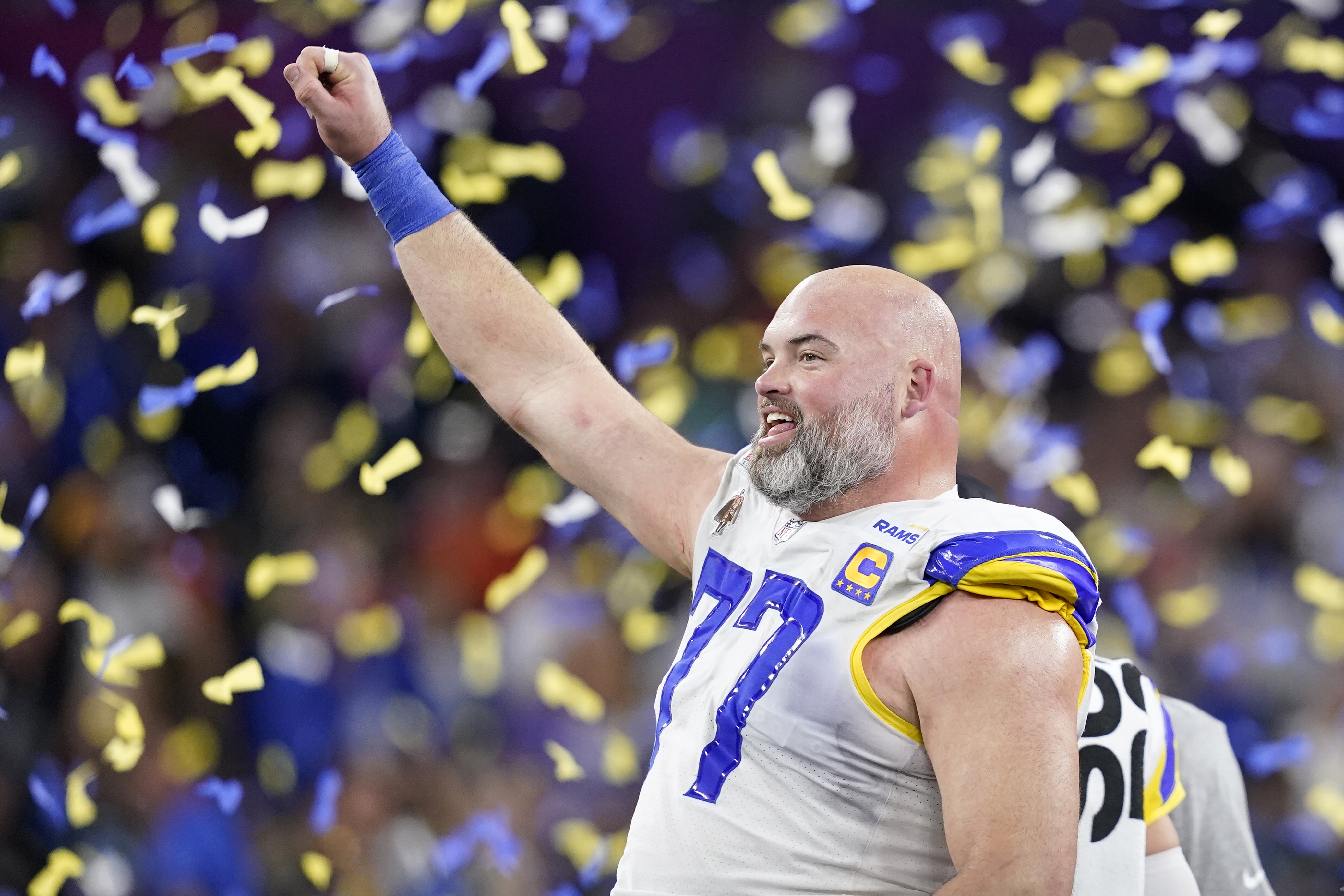dyd løg Produktion Rams' Andrew Whitworth's daughter spotted reading in the stands during  Super Bowl - Washington Times