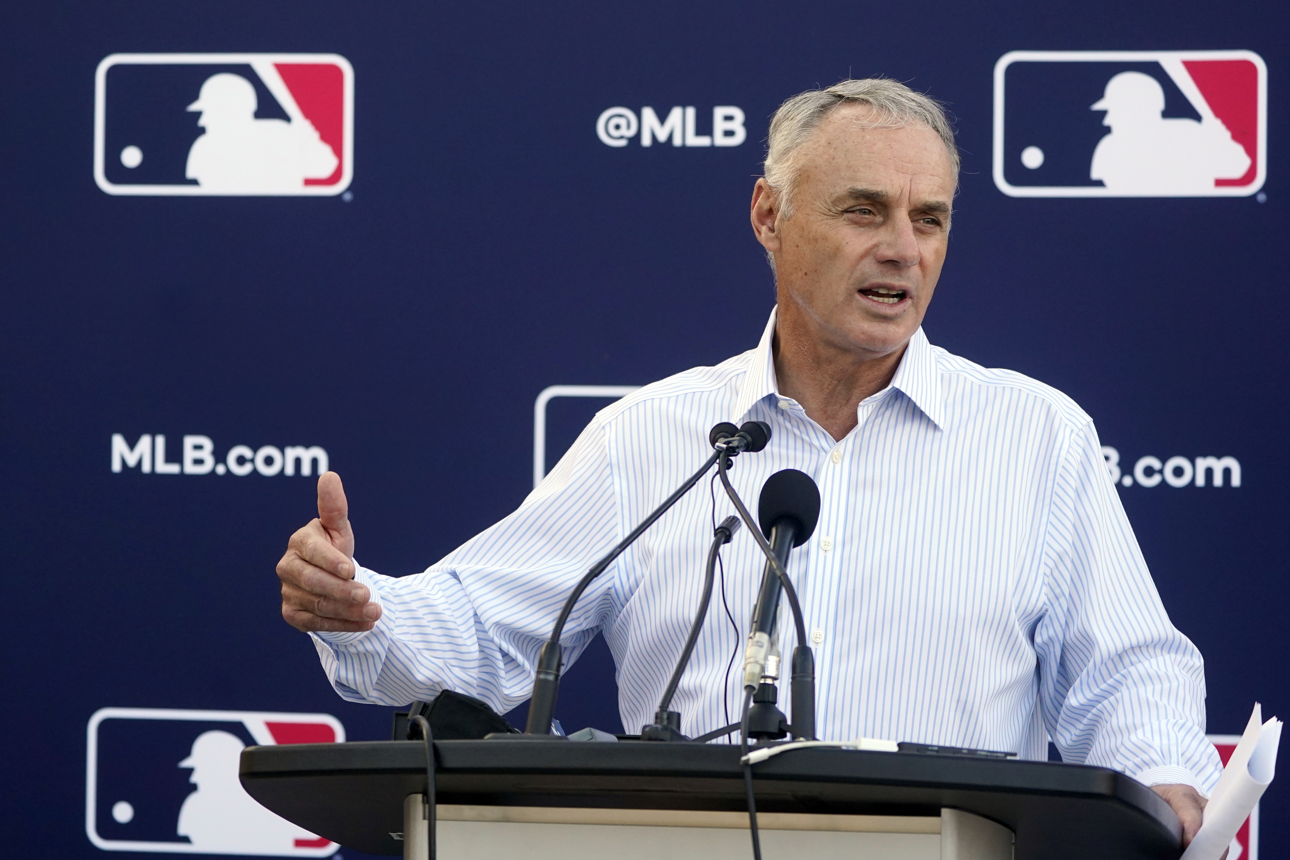 Seattle fans give MLB commissioner Rob Manfred the full draft treatment