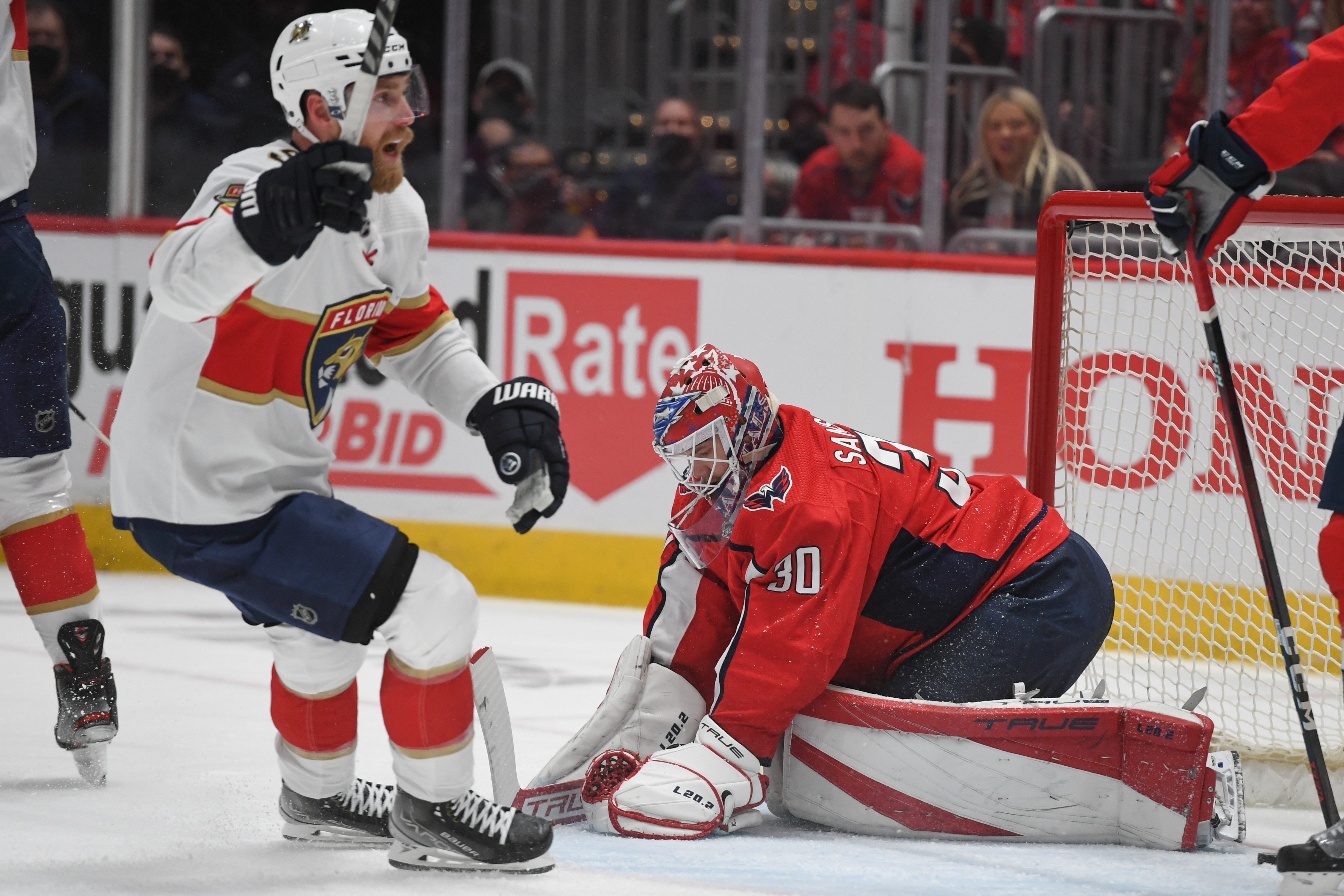 Maple Leafs squander 2-goal lead as Panthers take Game 2