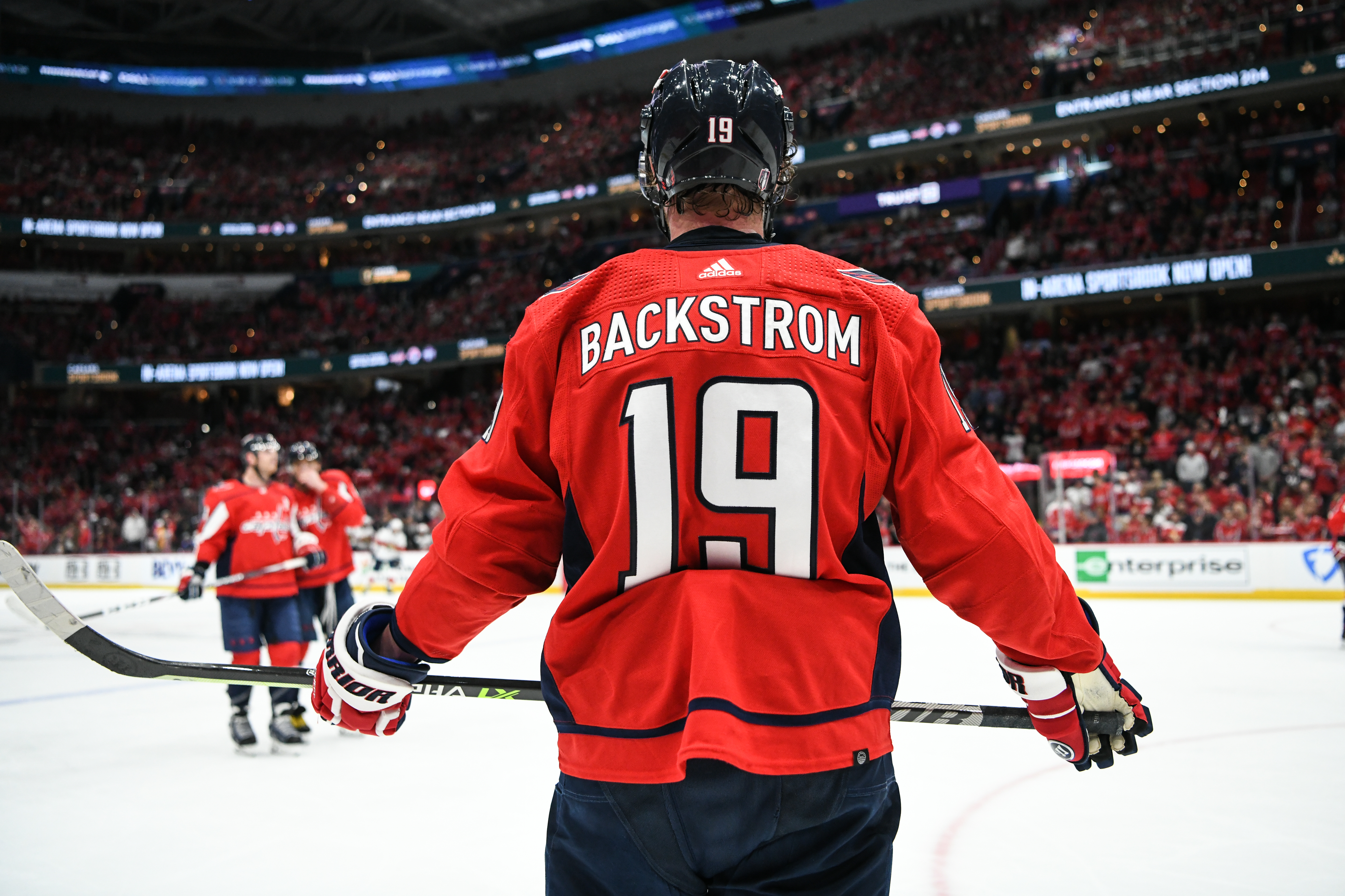 Capitals sign Backstrom to 10-year deal