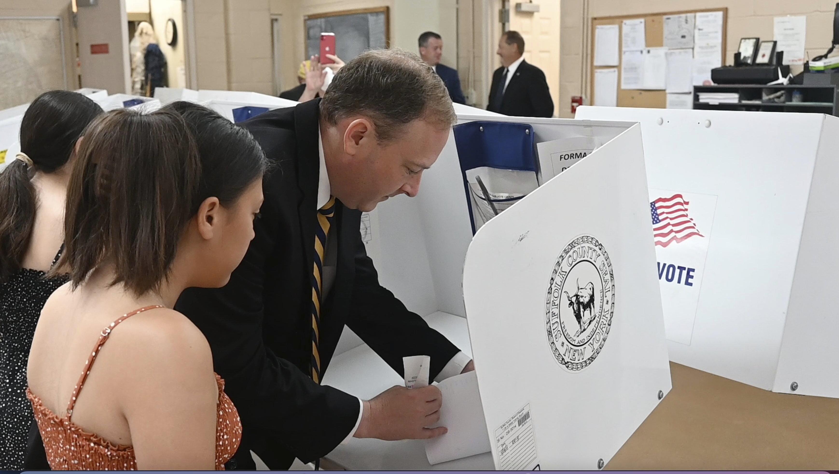 New poll shows New York's governor's race tightening between Rep. Lee Zeldin,  incumbent Kathy Hochul - Washington Times