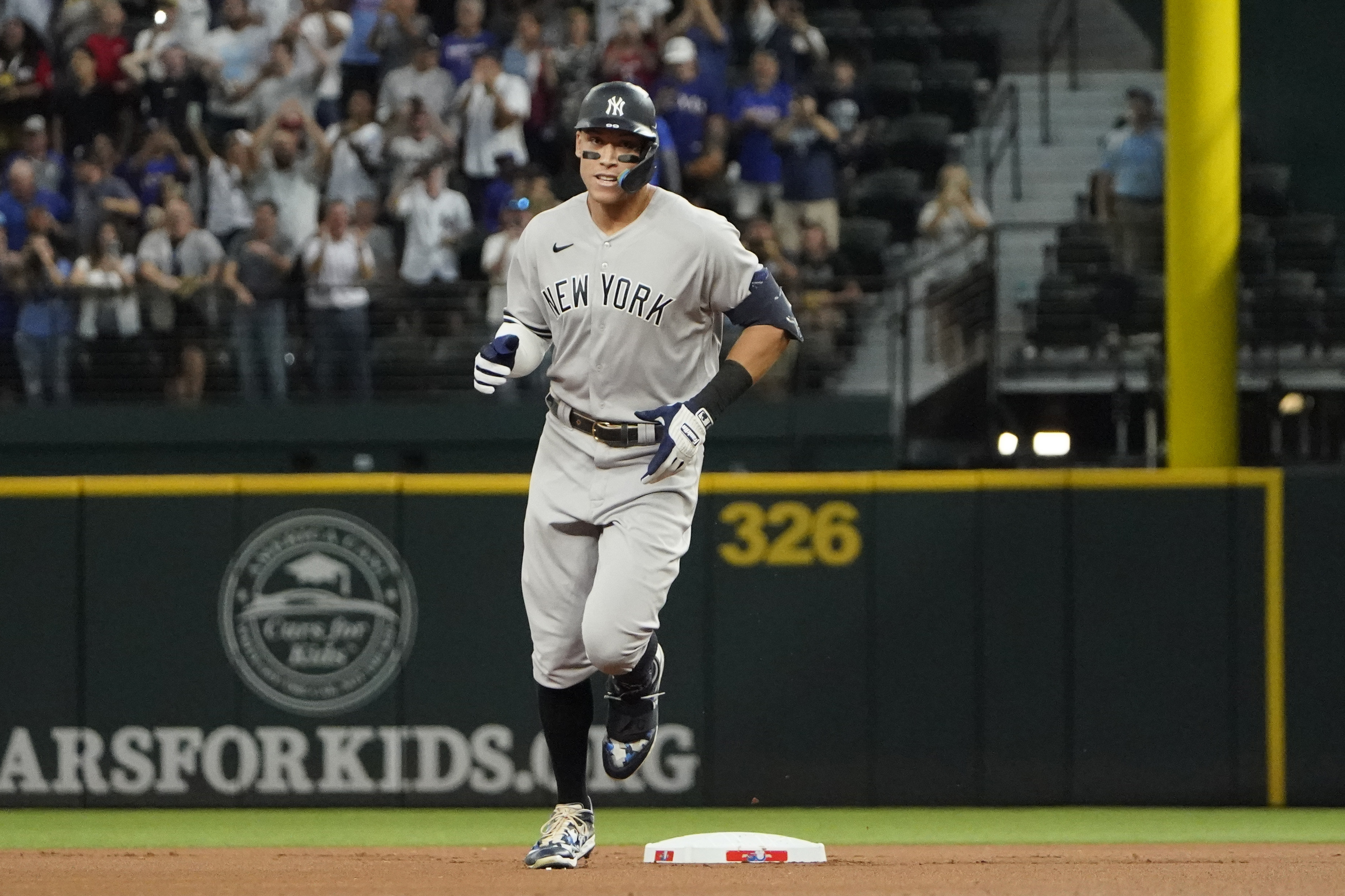 Aaron Judge blasts 43rd home run, Yankees first team to 70 wins in victory  over Mariners