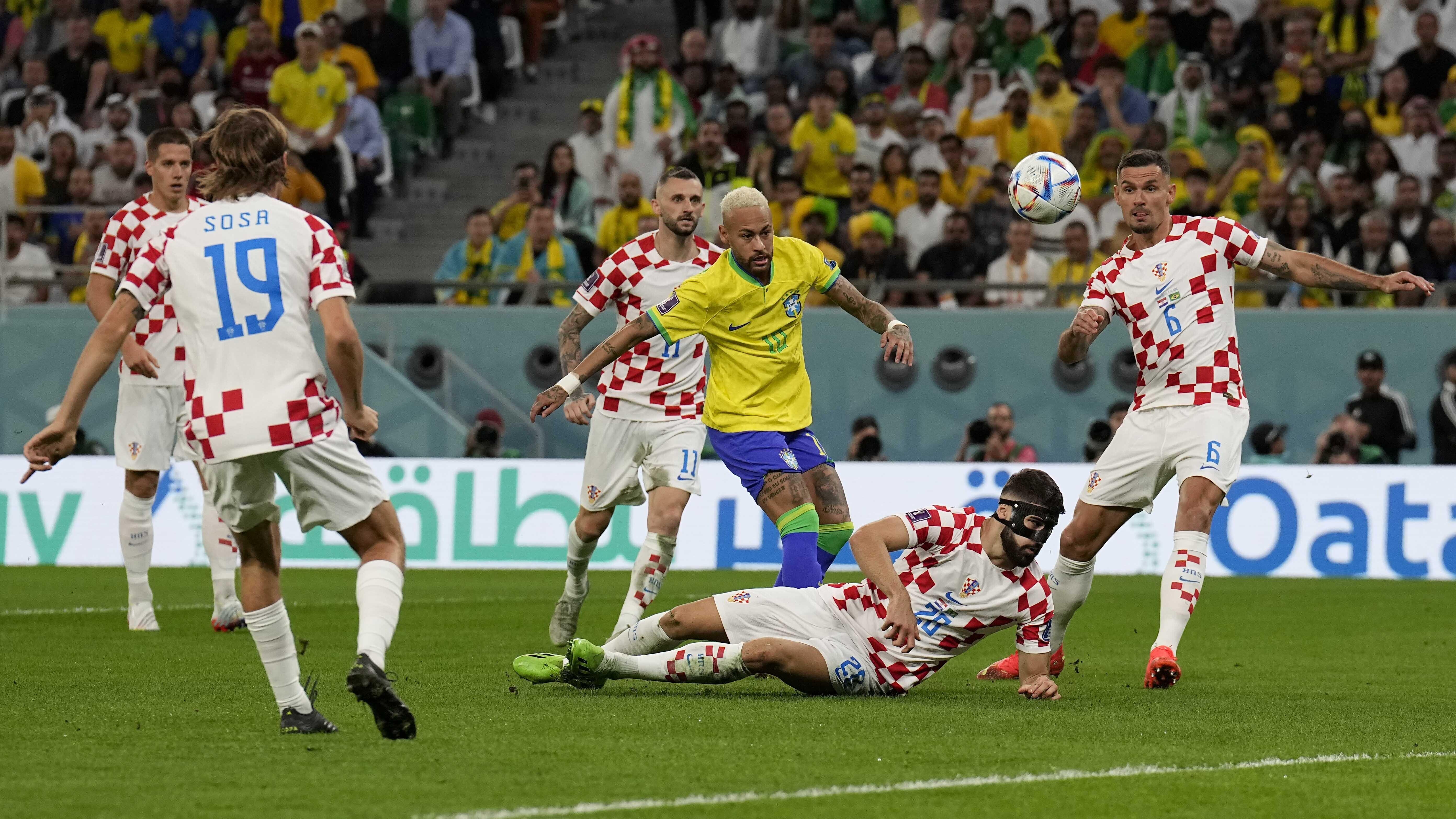 Neymar ties Pele's World Cup scoring record with Brazil