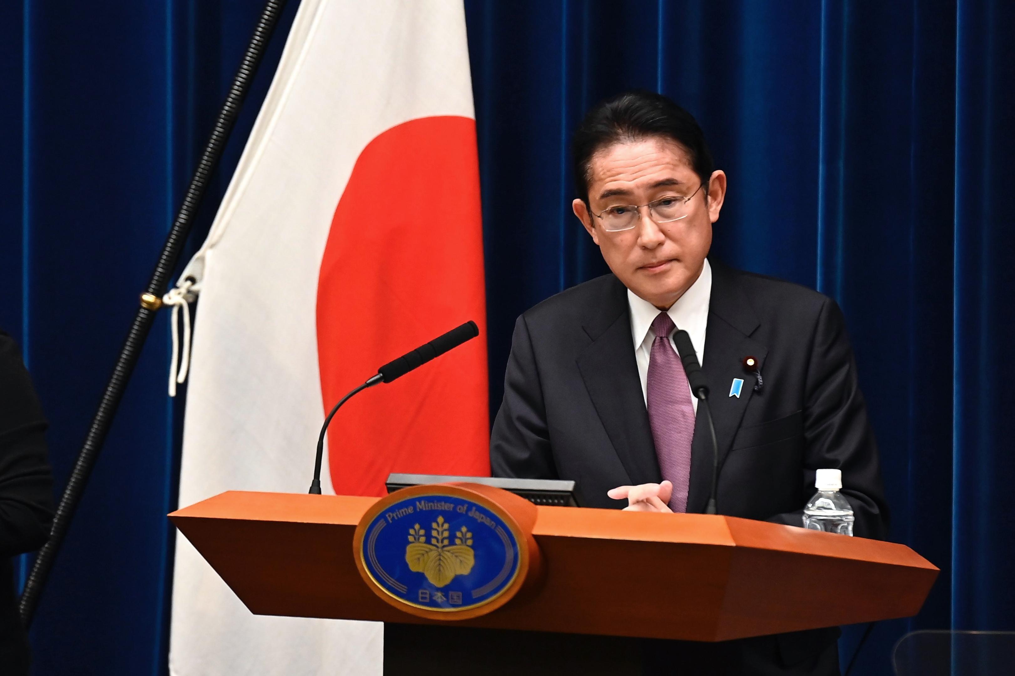 Japanese Prime Minister Fumio Kishida behind a bodyguard in Bucha March  2023 [2241x2867] : r/MilitaryPorn