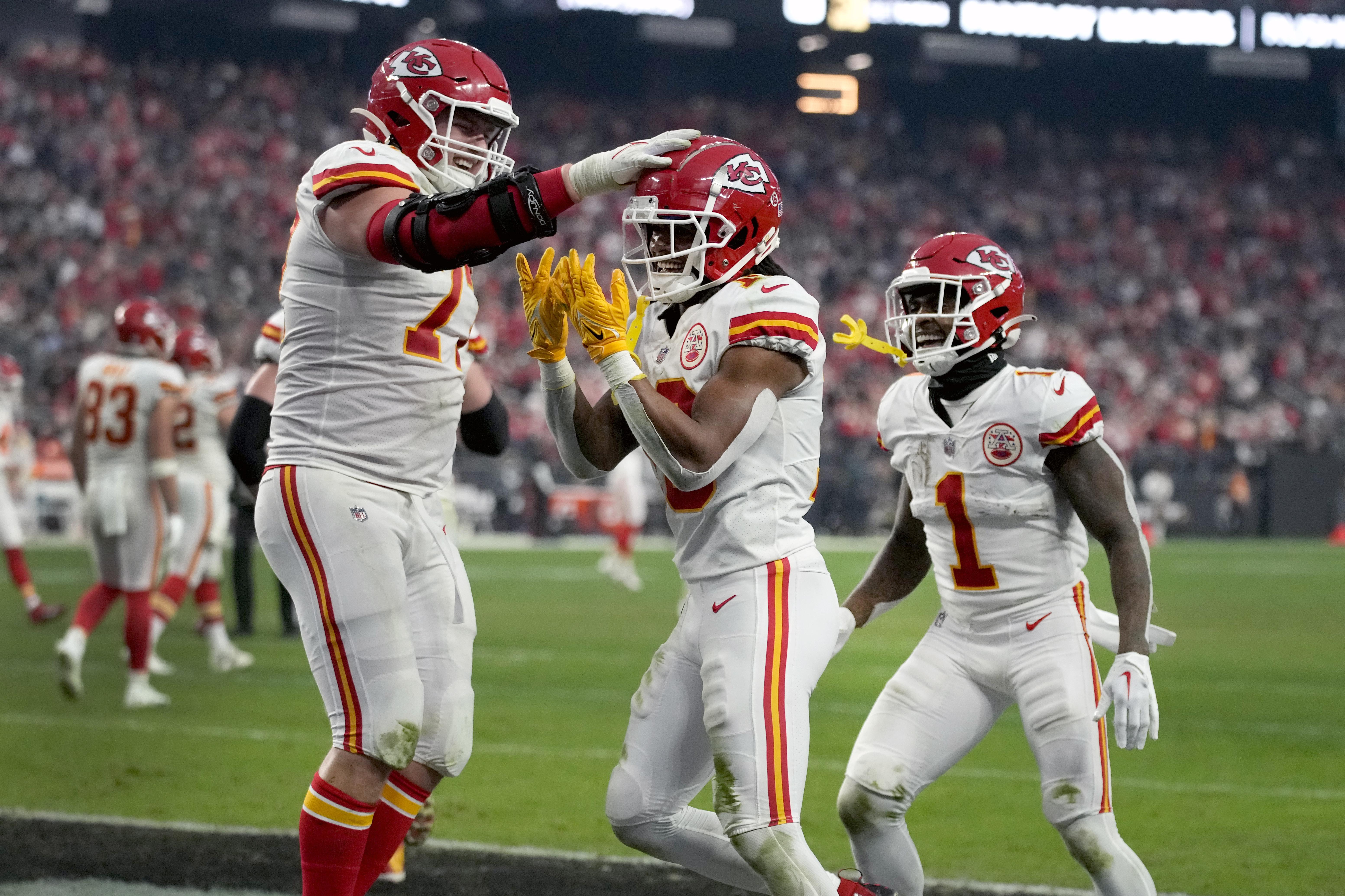 Kansas City Chiefs guard Andrew Wylie (77) gets set on offense