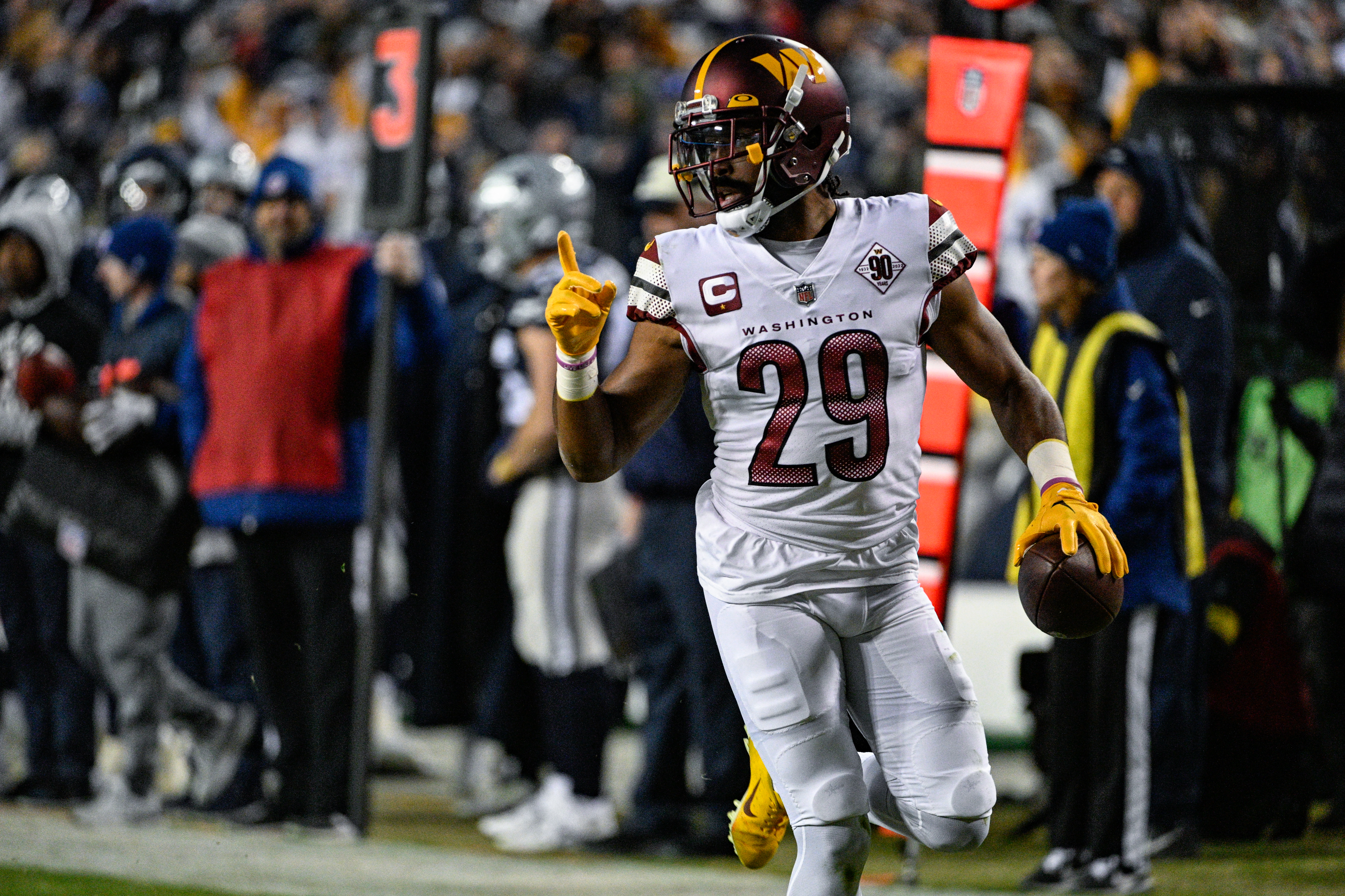 Washington basketball star John Wall shows up to Redskins-Cowboys