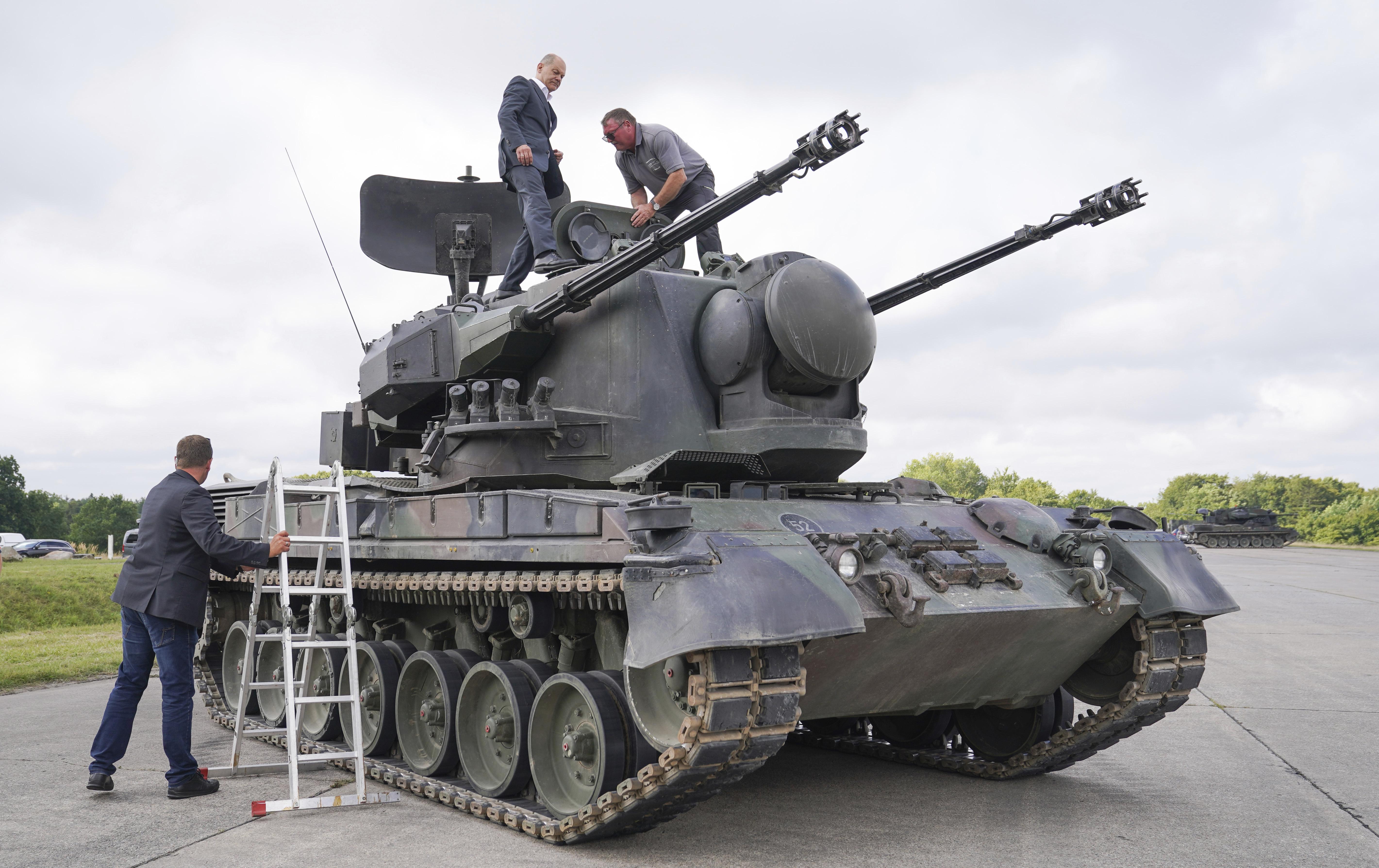 Switzerland Backs Sale of 25 Leopard Tanks to Germany to Support Ukraine  Effort - Bloomberg
