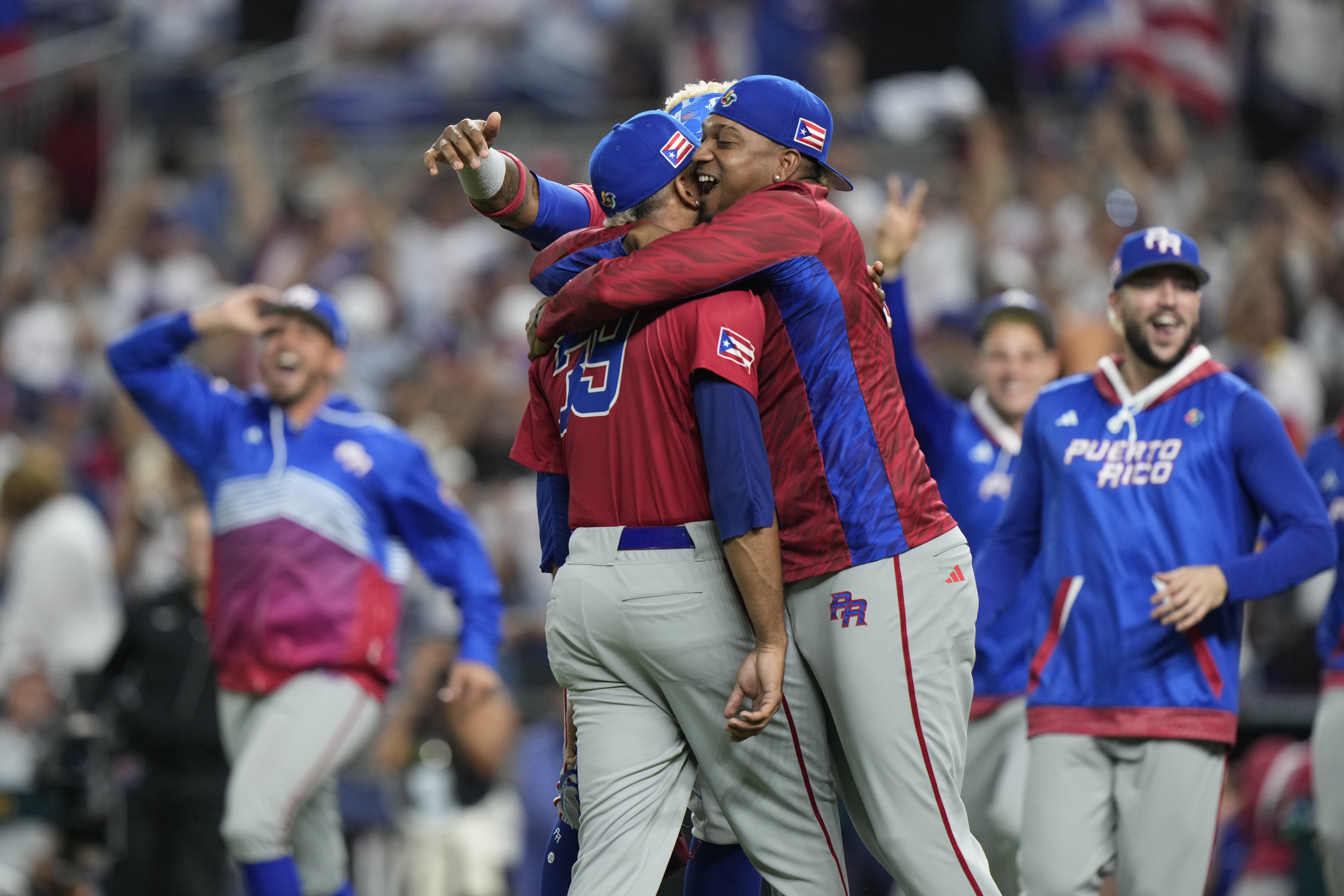 Brothers Edwin, Alexis Diaz makes history with Tuesday saves