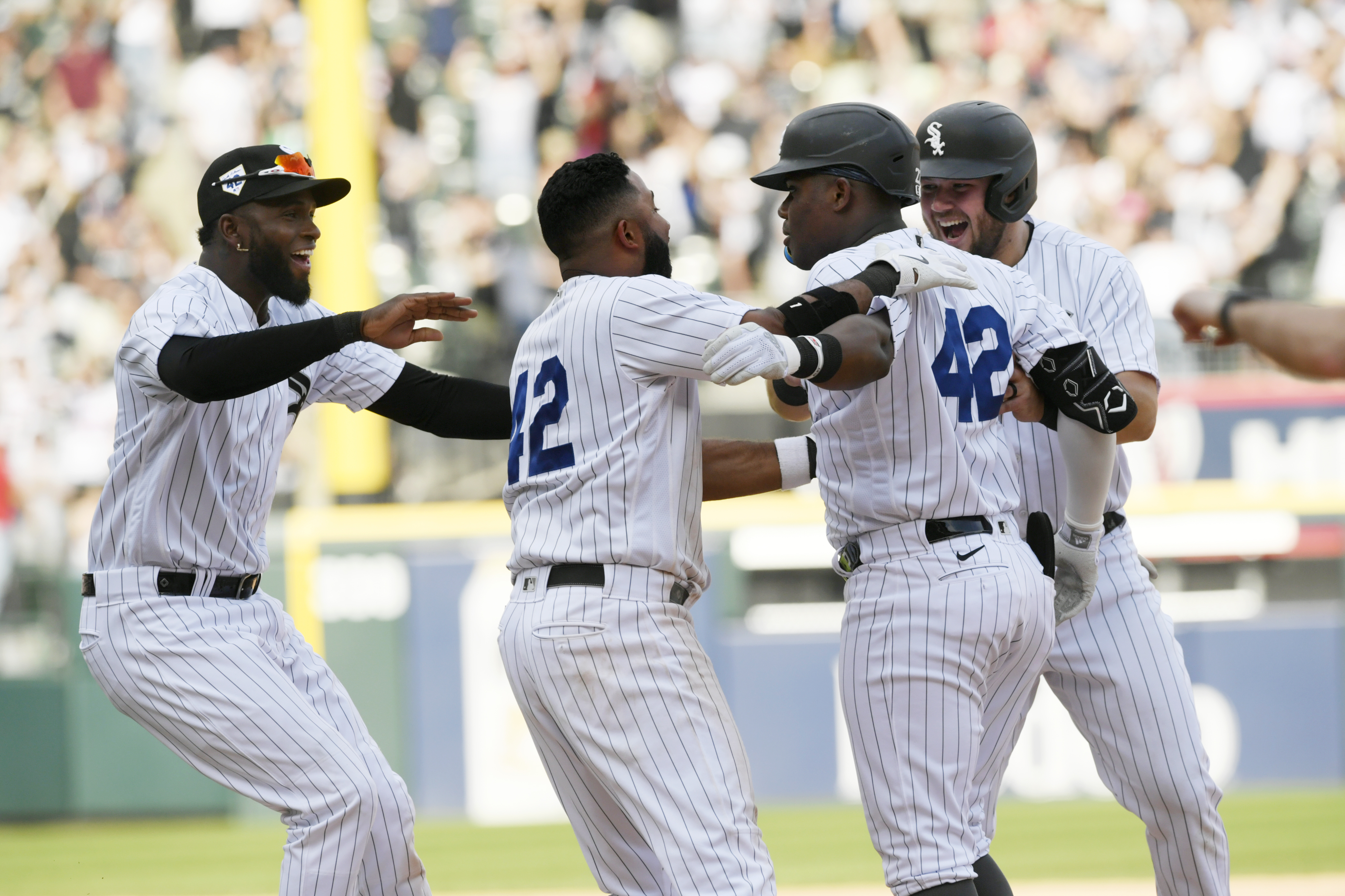 HUGE brawl breaks out at Chicago White Sox baseball game as male