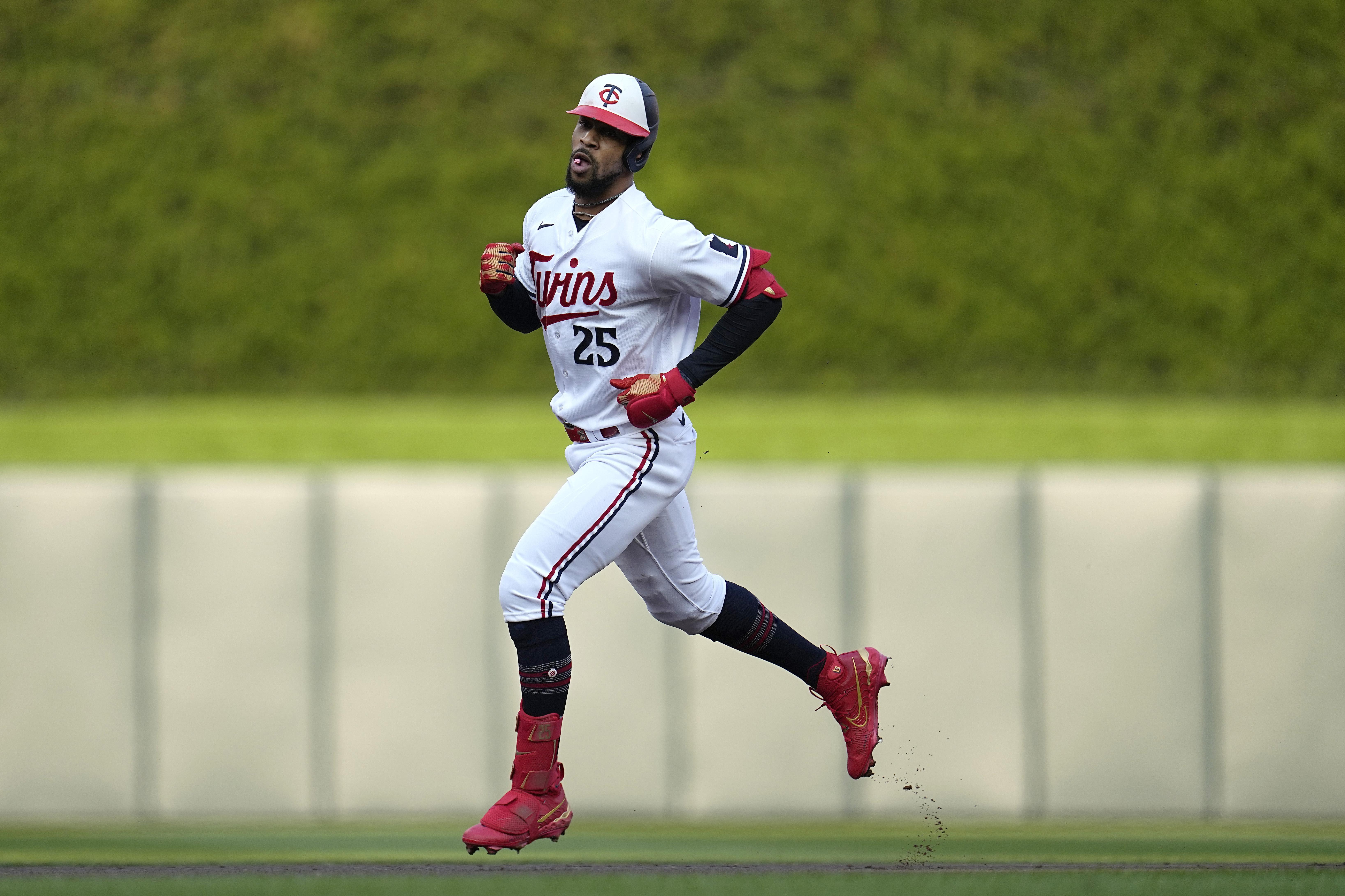 SF Giants come back to beat Twins, even record to .500