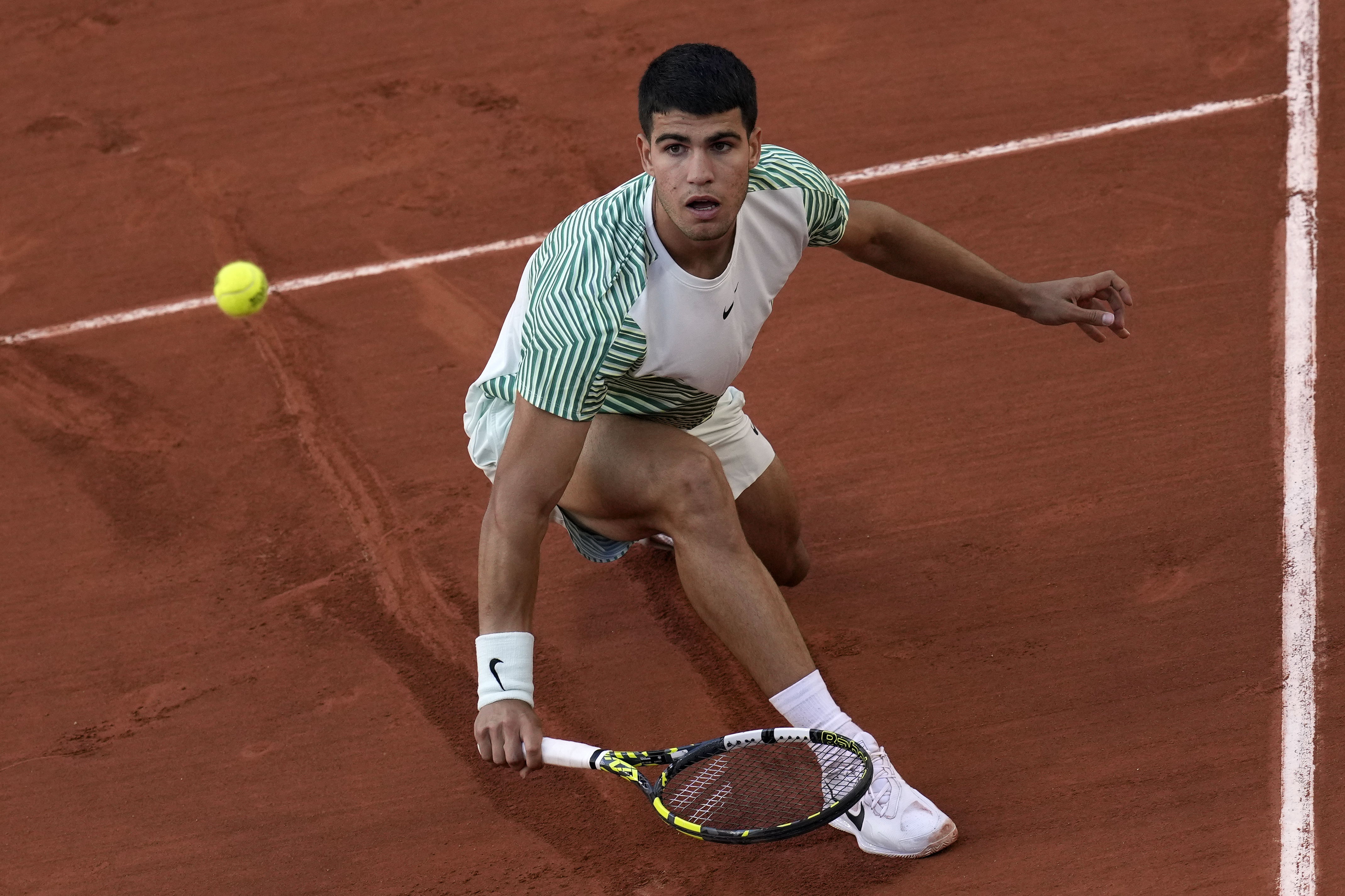 Carlos Alcaraz stops Novak Djokovic's tie-break winning run in