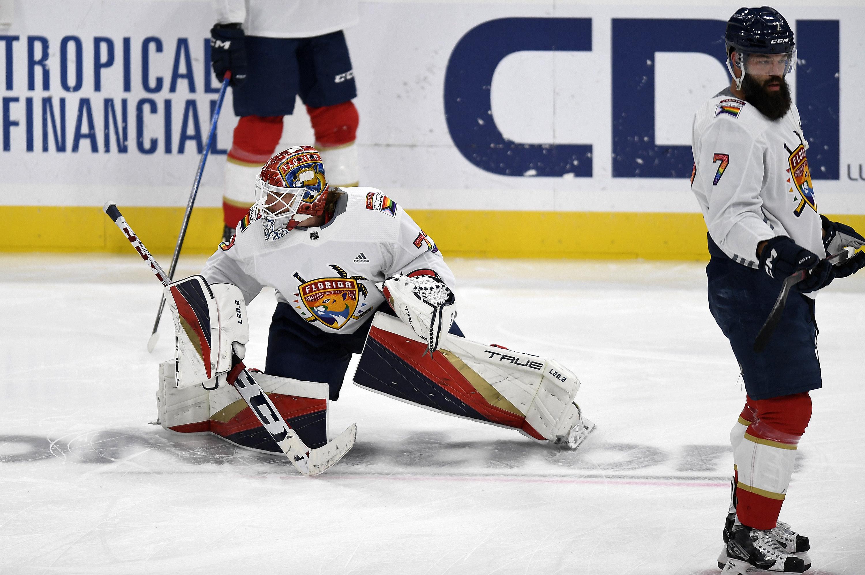 That's a bold uniform.  Hockey, Sports uniforms, Nhl