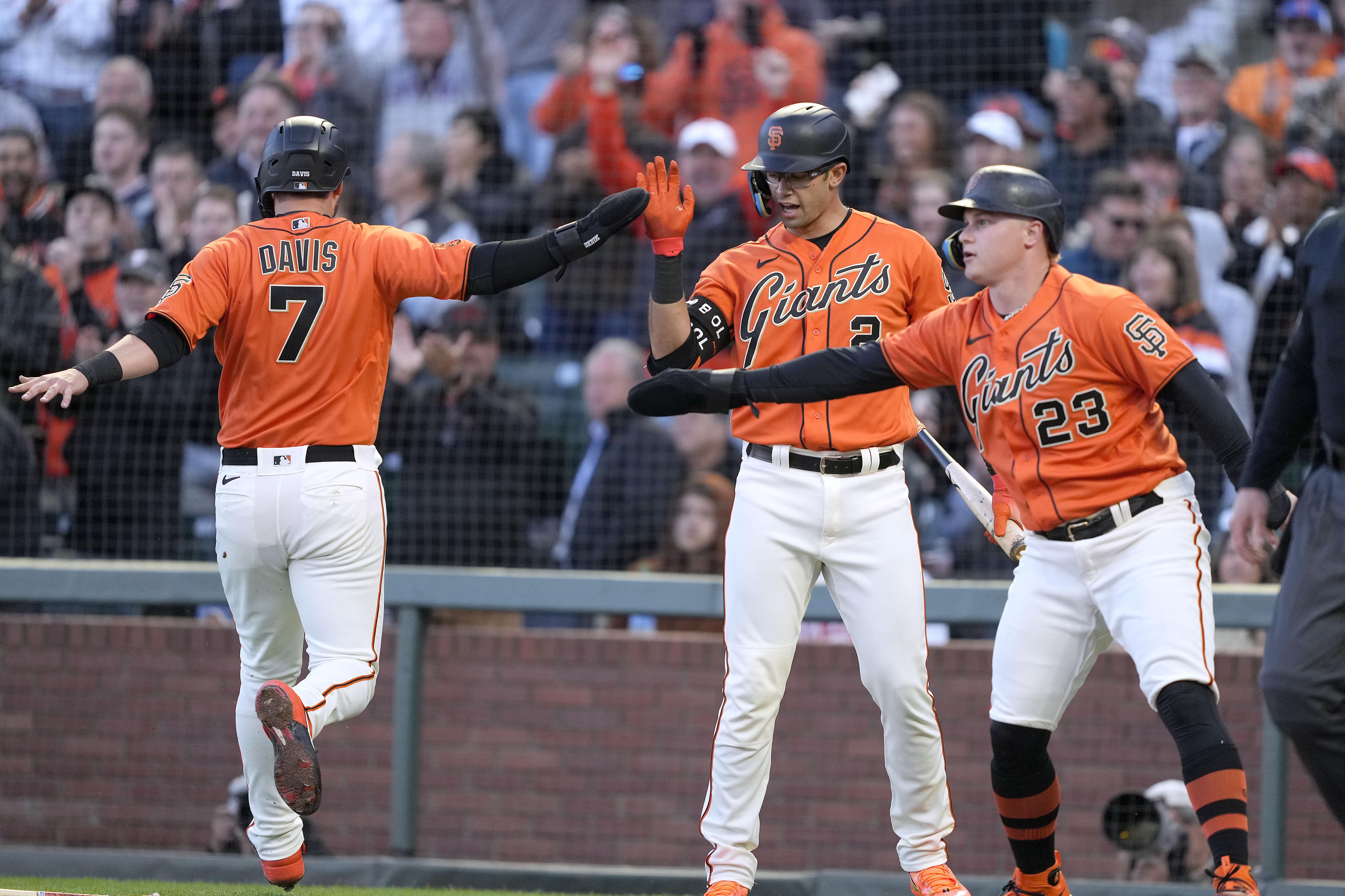 Evan Longoria leaves game after infield collision with Brandon Crawford