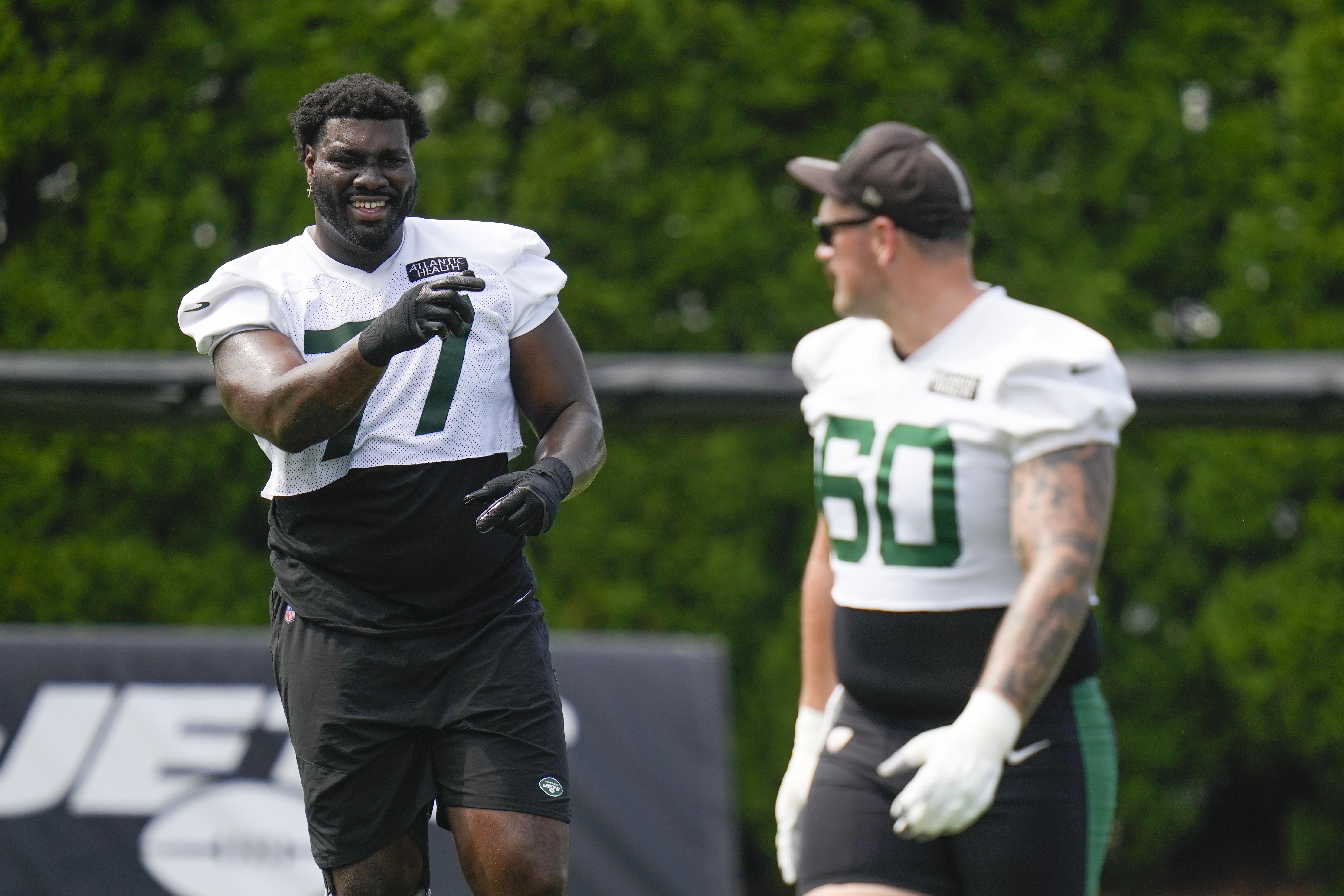 Jets decline 5th-year option on Becton's contract