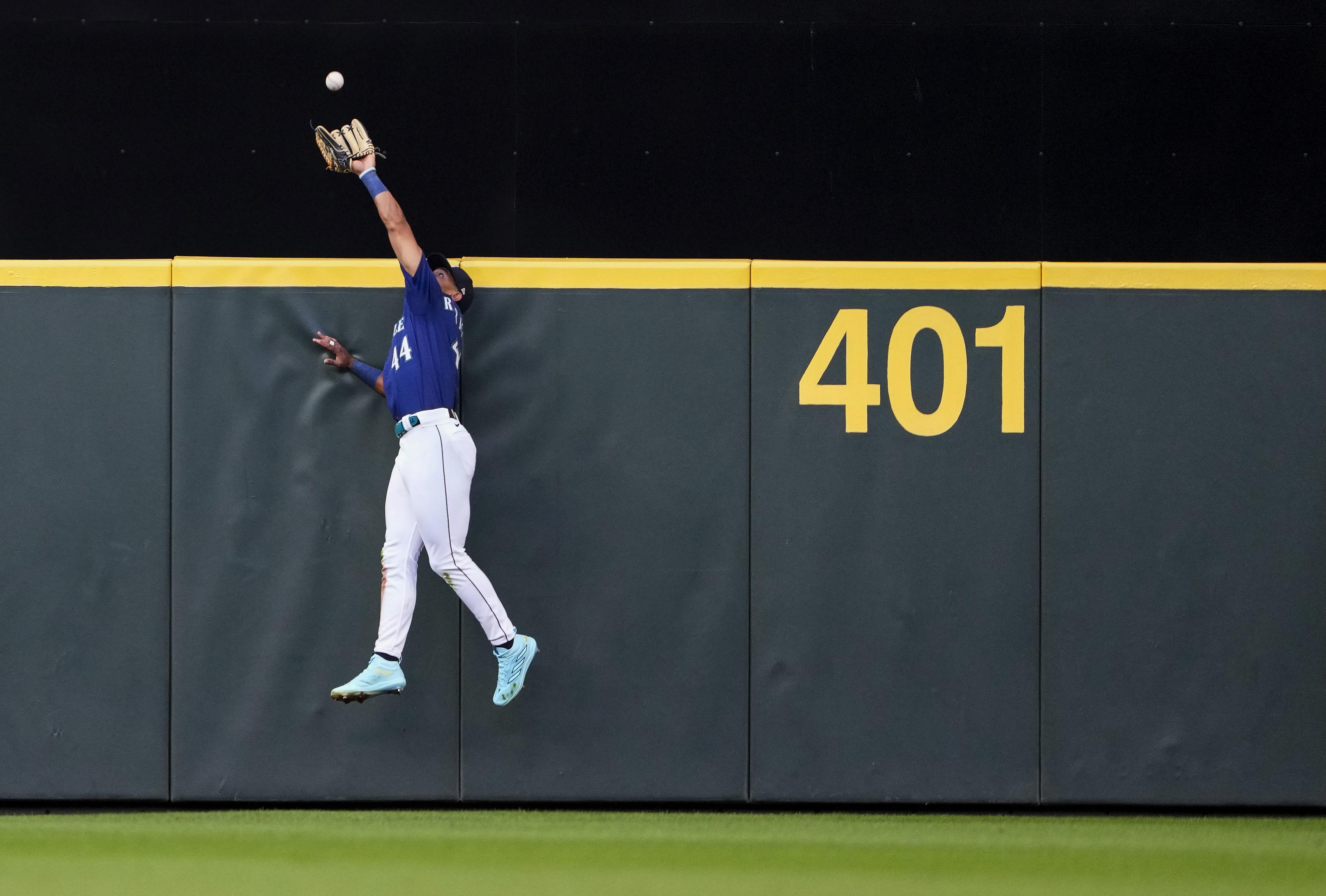 To bunt or not to bunt. That was the question put to Mariners manager Scott  Servais, Mariners