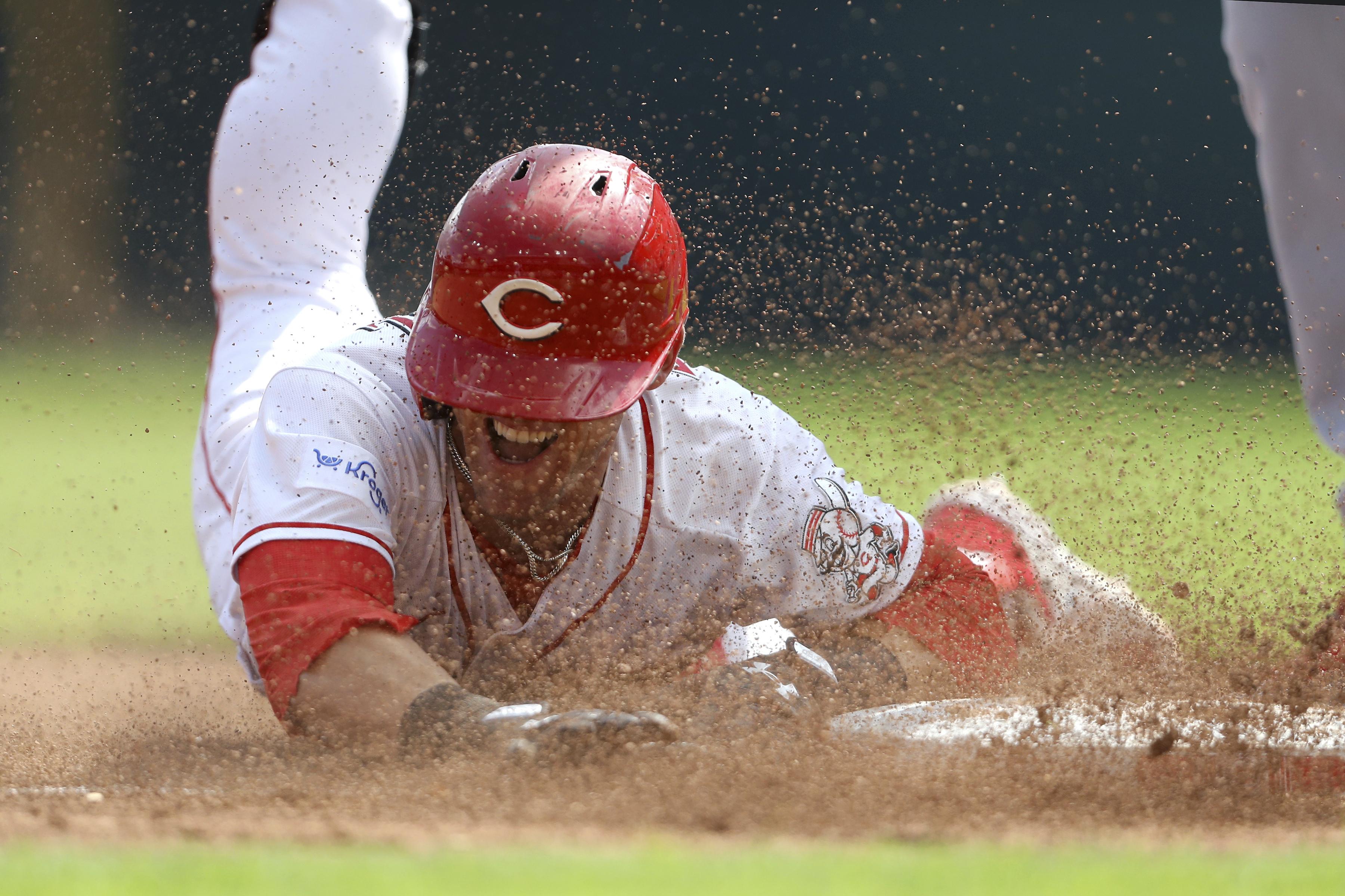 Joey Votto homers for Cincinnati in his first game of the 2023 season